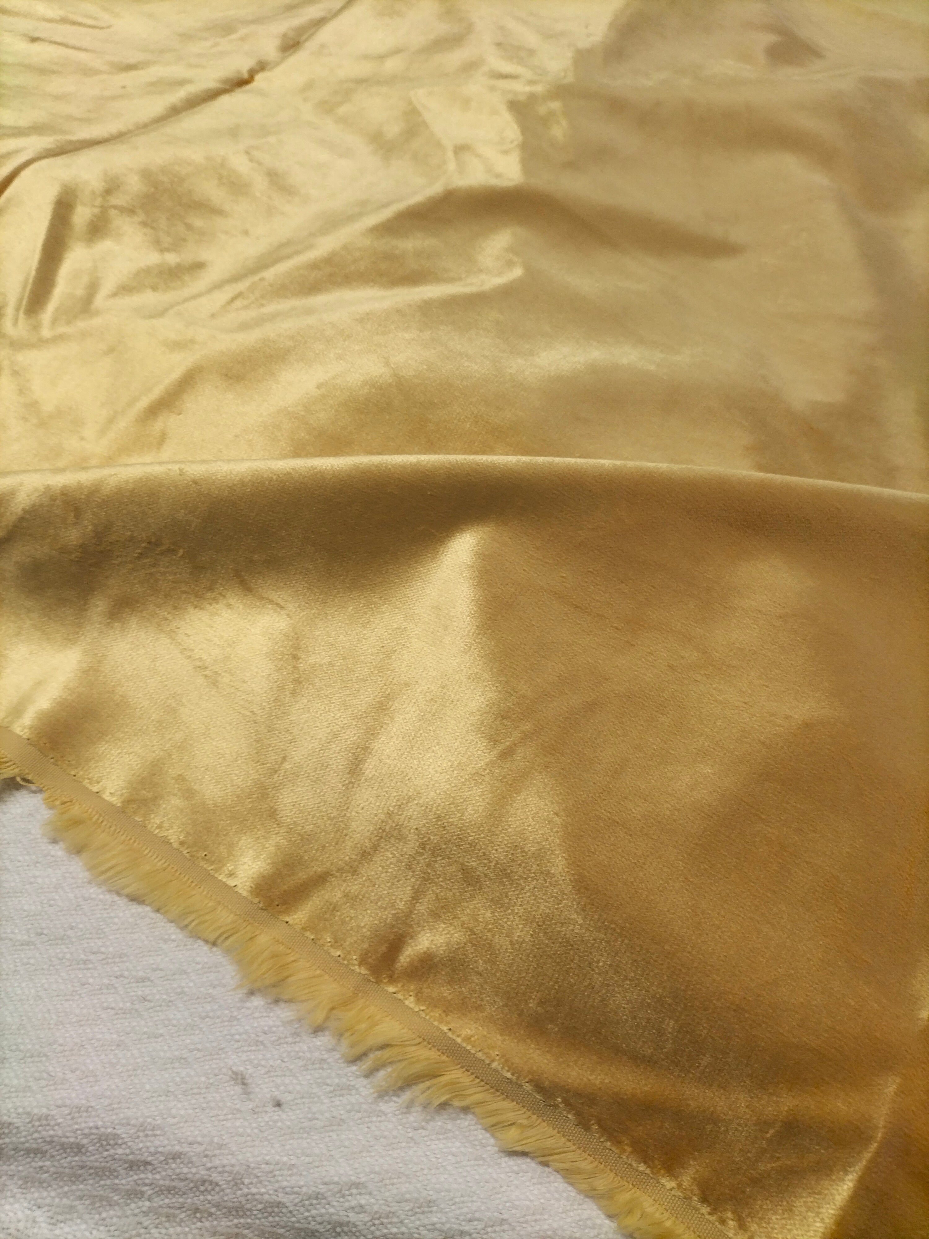 Pregiato velluto lucente color oro 400 x 140 cm