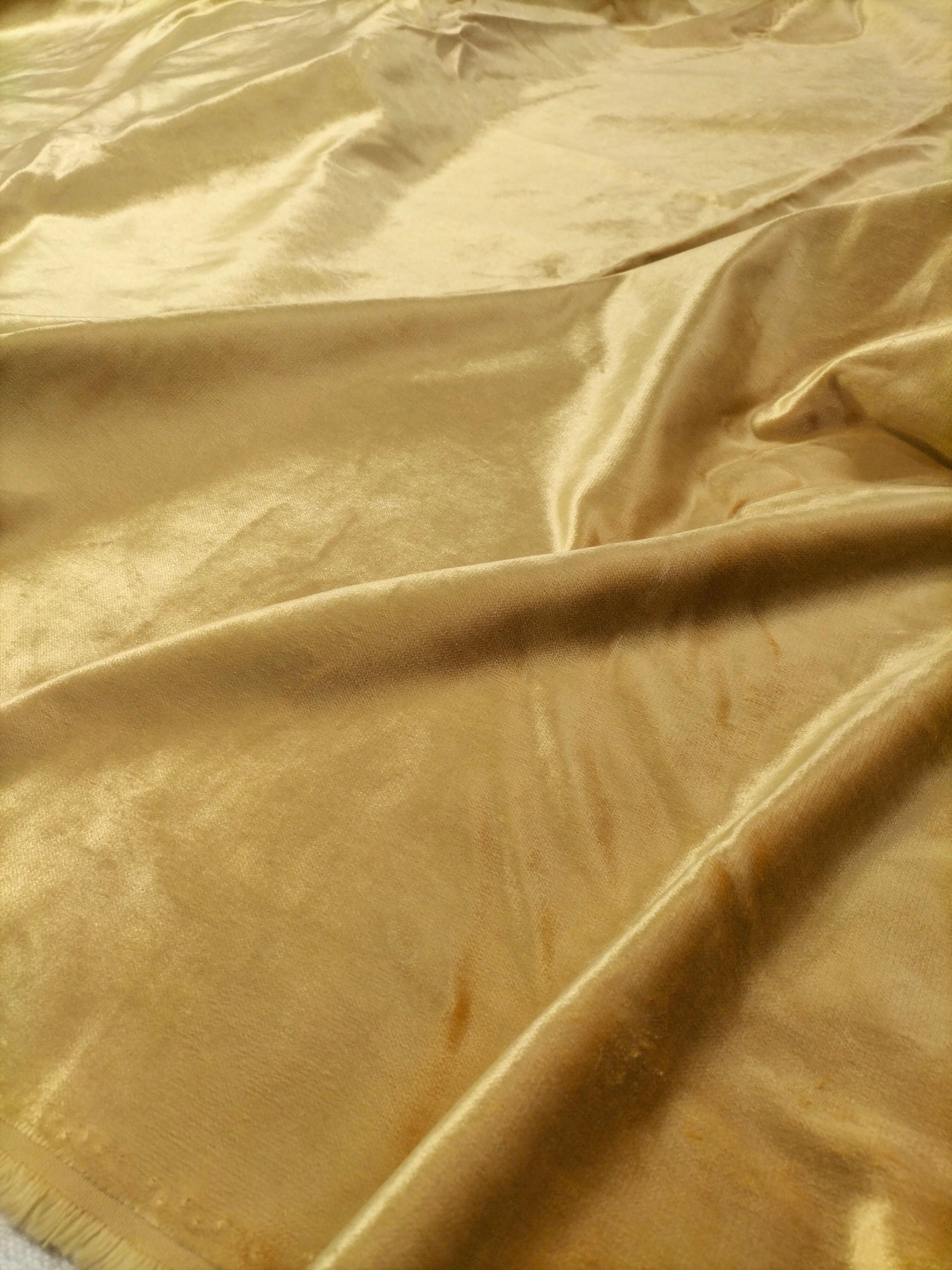Pregiato velluto lucente color oro 400 x 140 cm