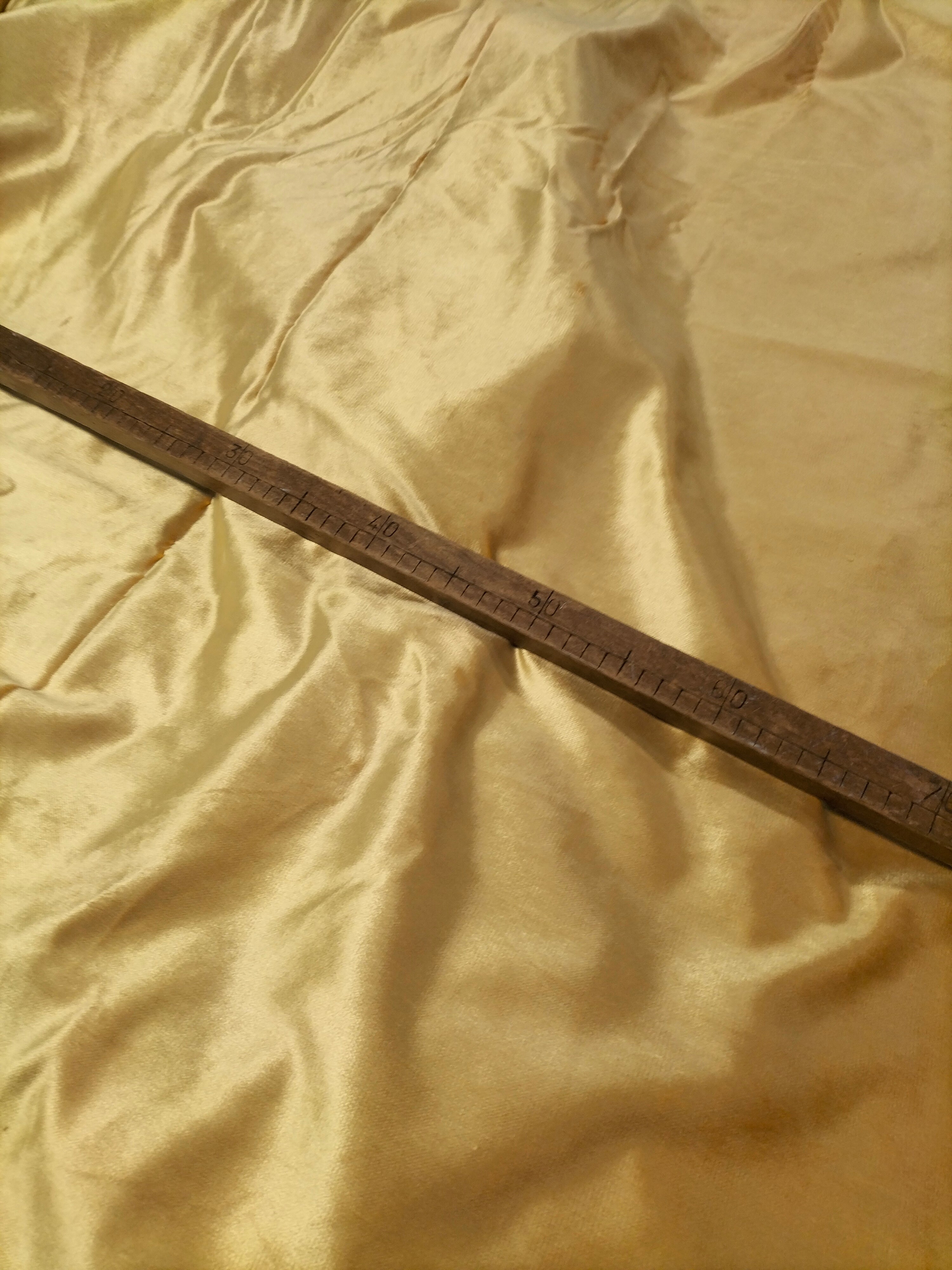 Pregiato velluto lucente color oro 400 x 140 cm