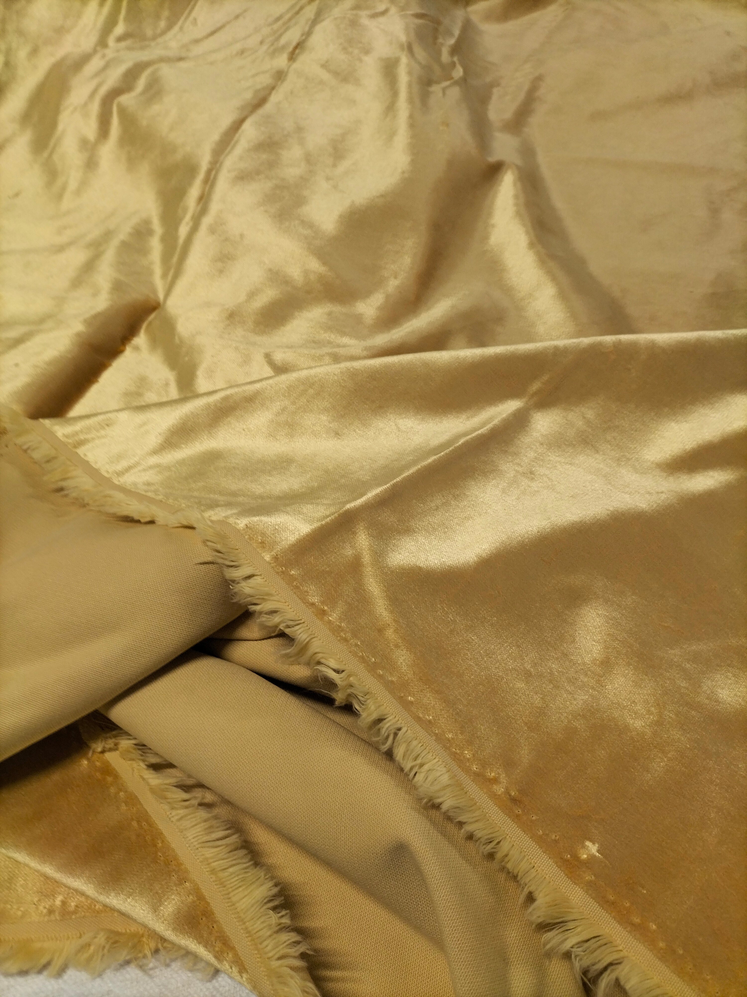 Pregiato velluto lucente color oro 400 x 140 cm