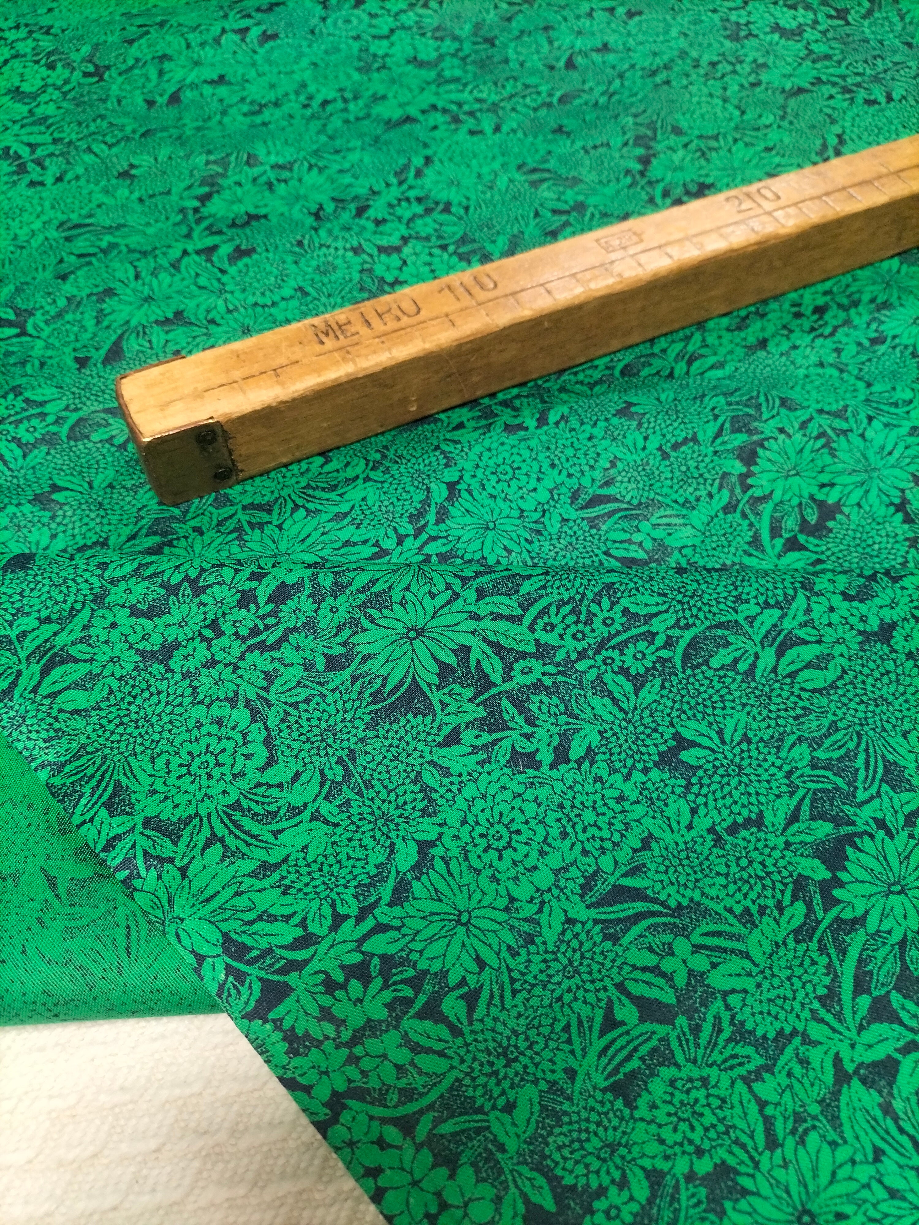 Cotone vintage dalla fantasia floreale verde