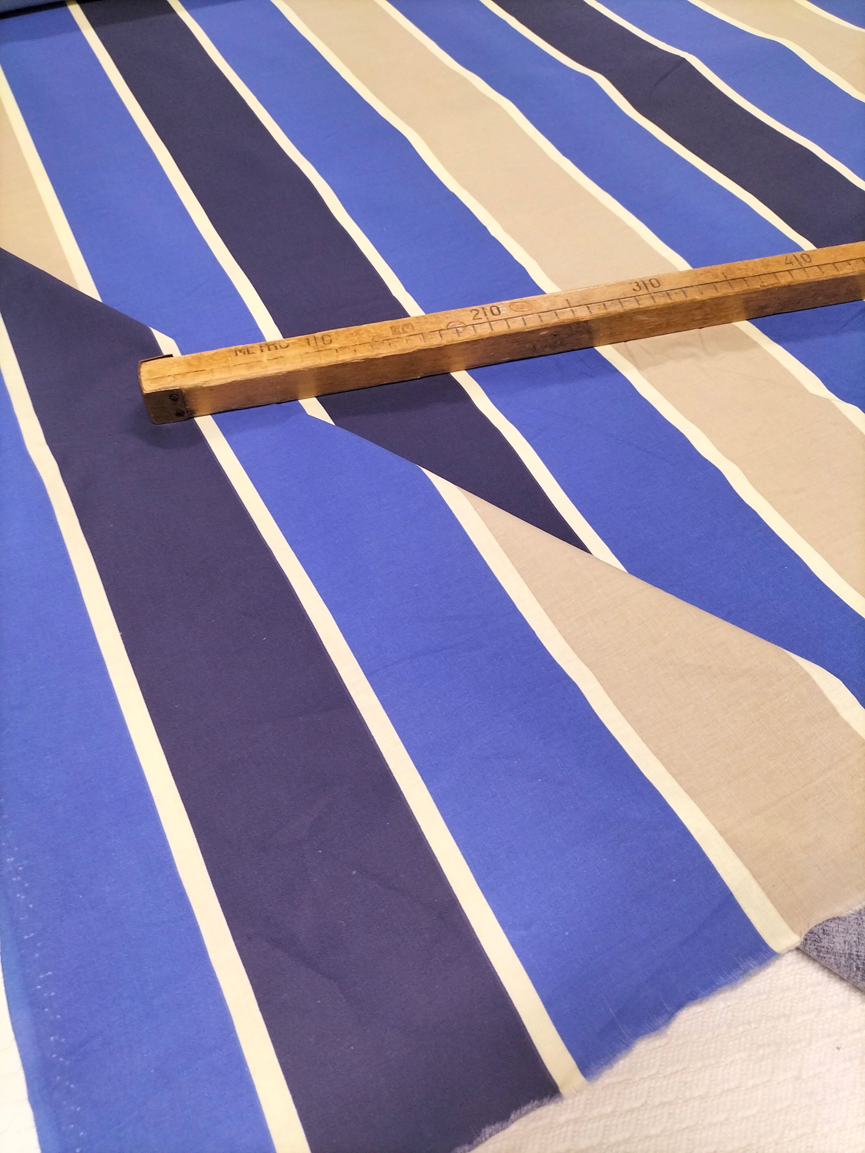 Cotone vintage dalla fantasia a righe grigie e rosse - Parà (Copia)