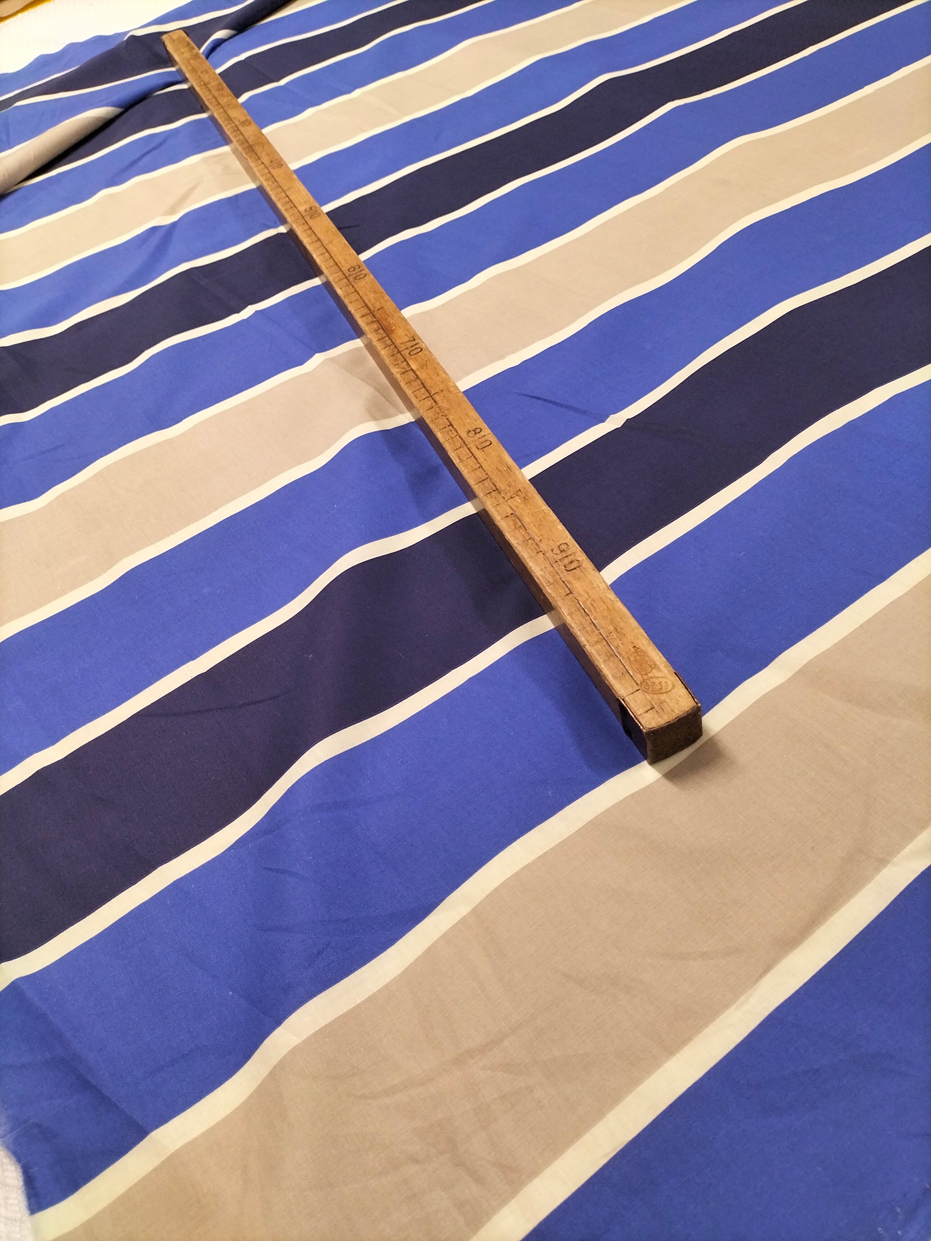 Cotone vintage dalla fantasia a righe grigie e rosse - Parà (Copia)