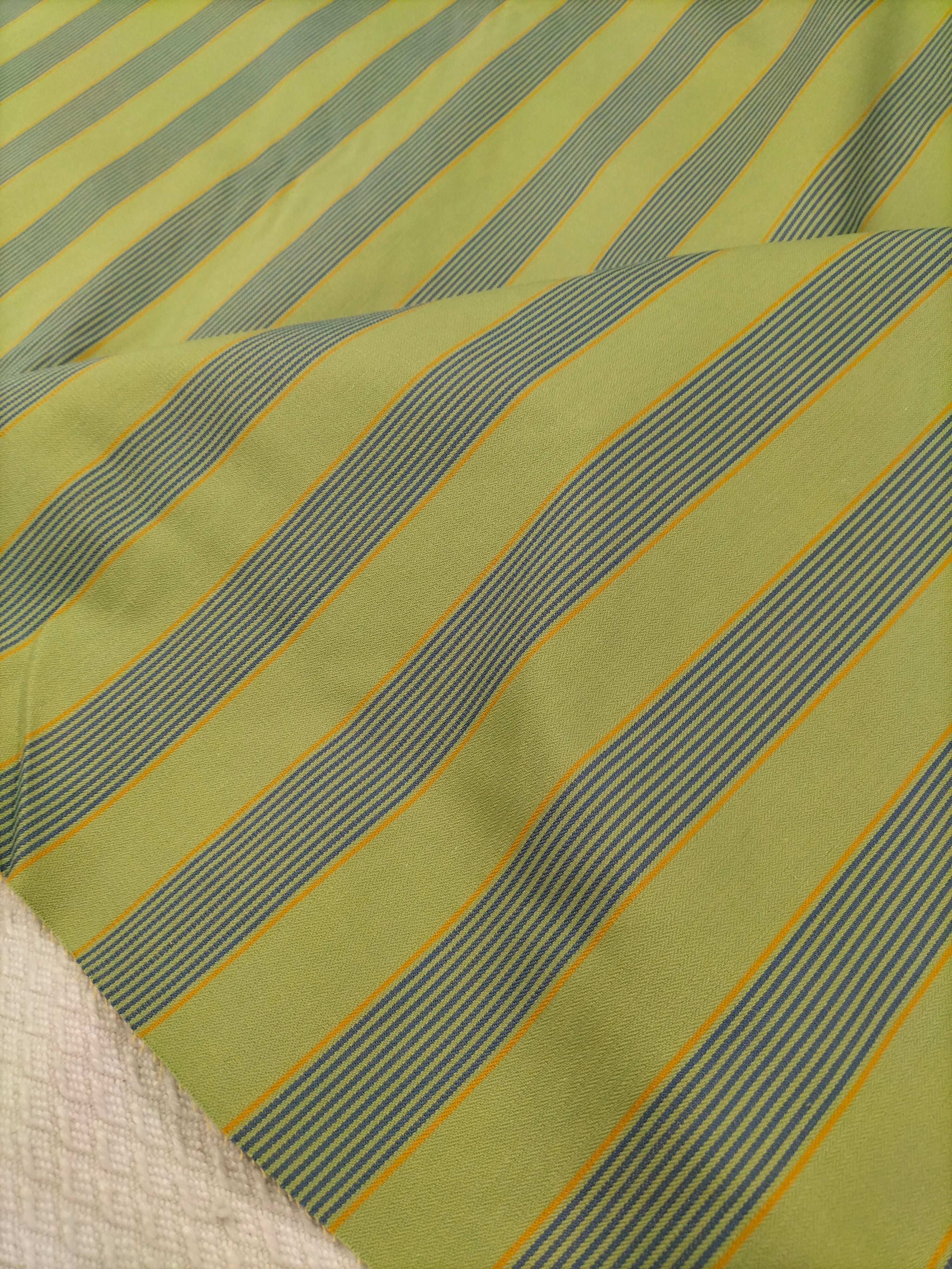 Cotone d'arredo dalla fantasia a righe verdi blu e gialle 200 x 145 cm