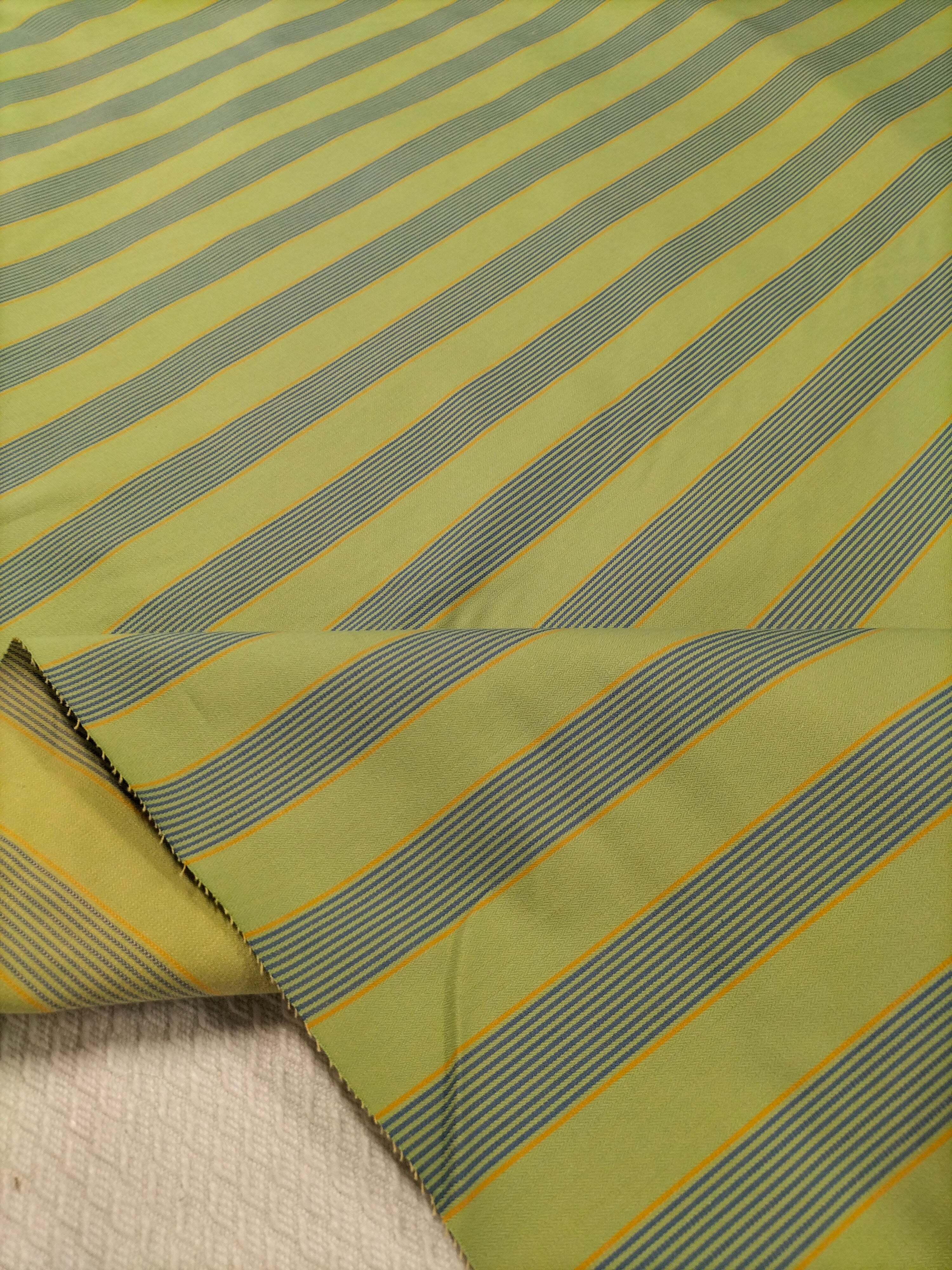 Cotone d'arredo dalla fantasia a righe verdi blu e gialle 200 x 145 cm