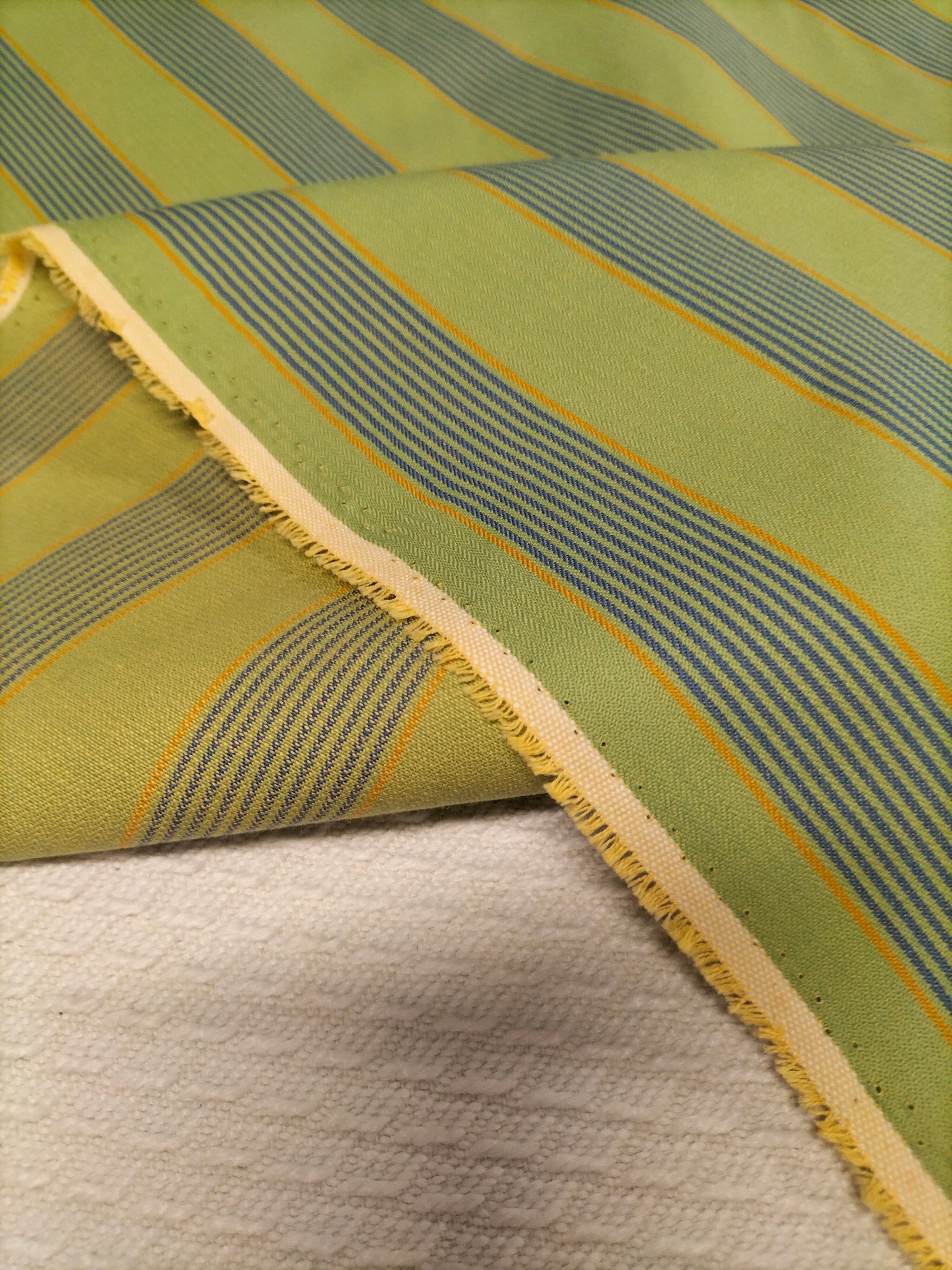 Cotone d'arredo dalla fantasia a righe verdi blu e gialle 200 x 145 cm