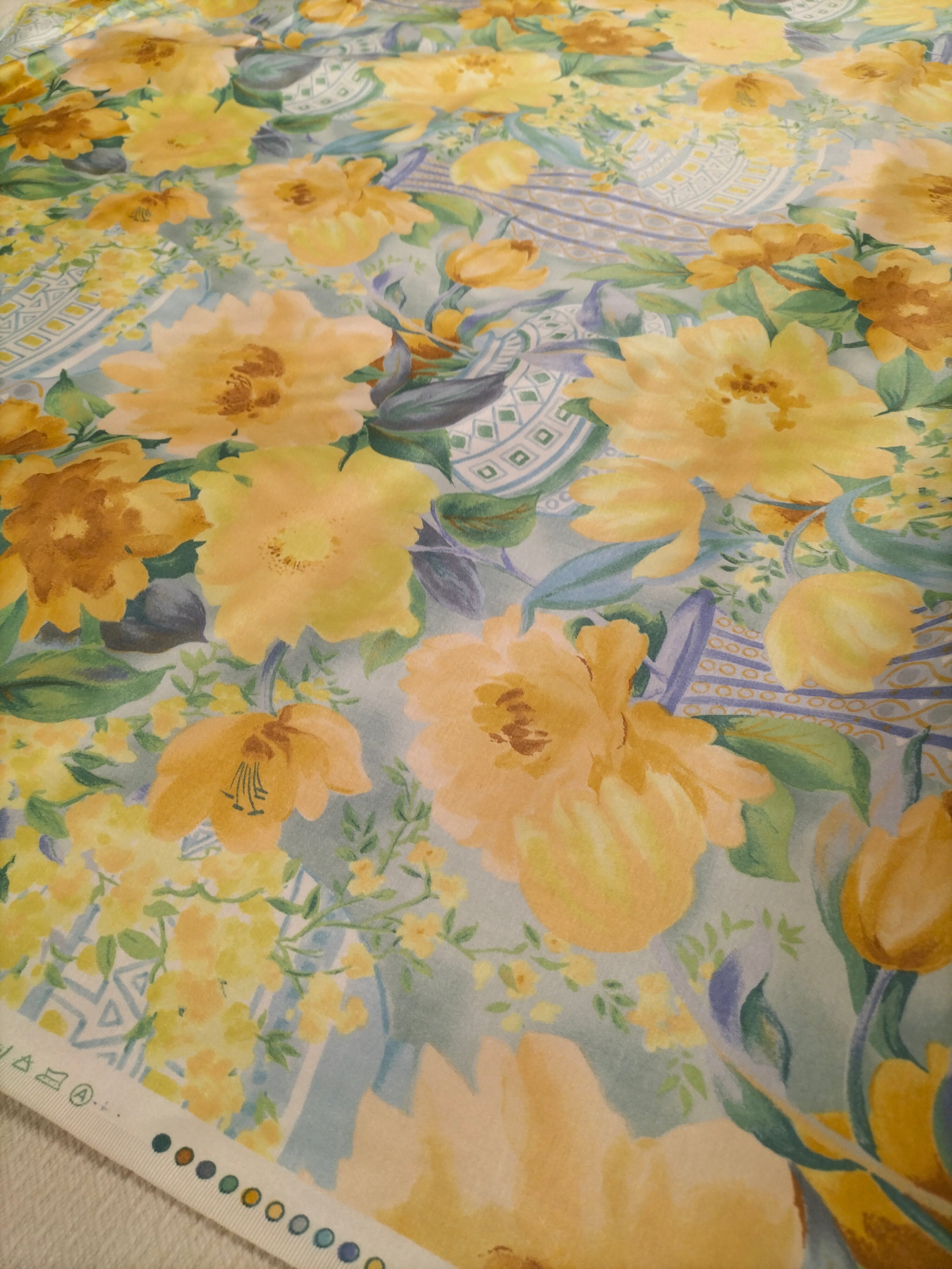 Cotone vintage inglese dalla fantasia floreale gialla e azzurra