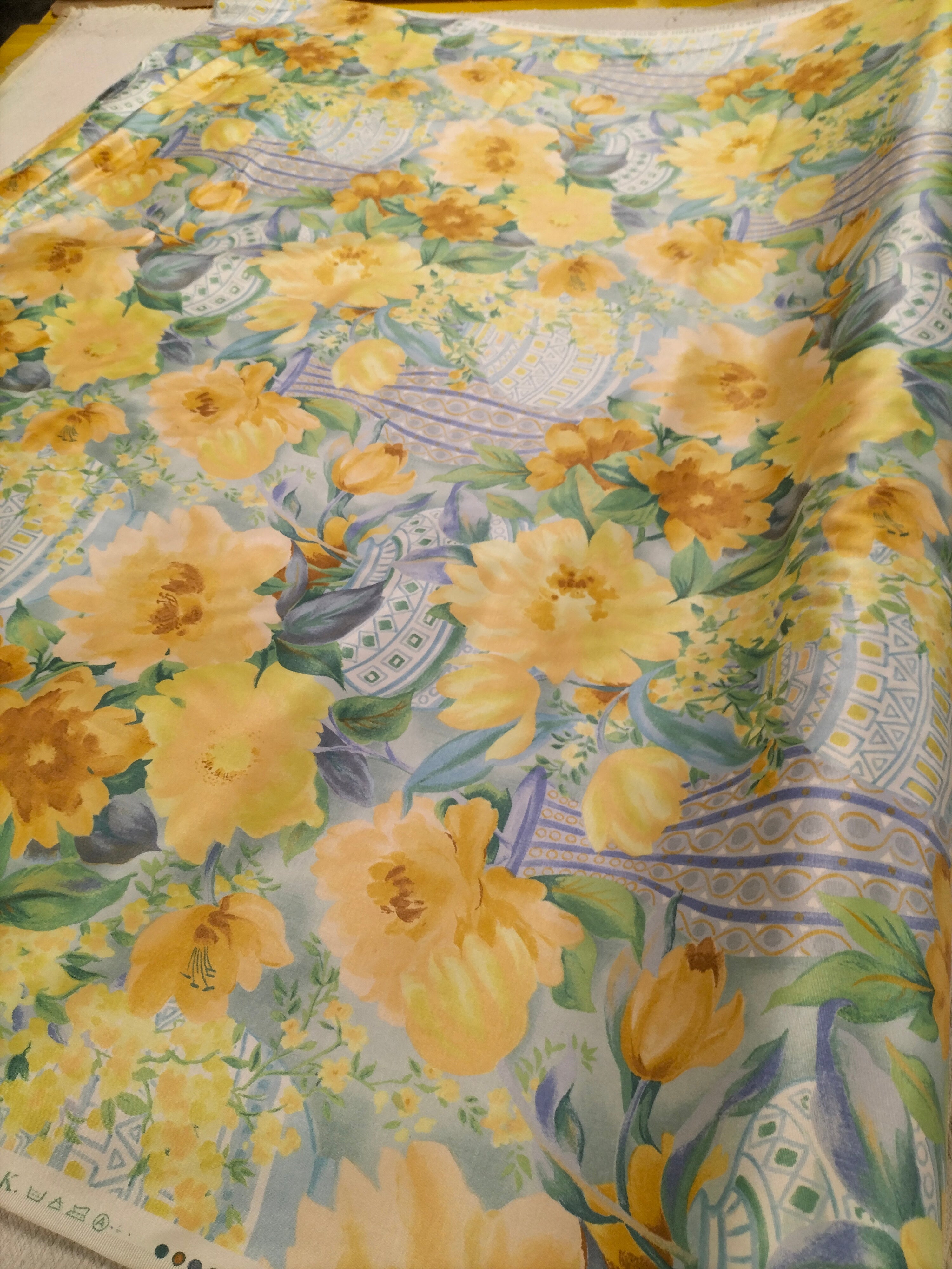 Cotone vintage inglese dalla fantasia floreale gialla e azzurra