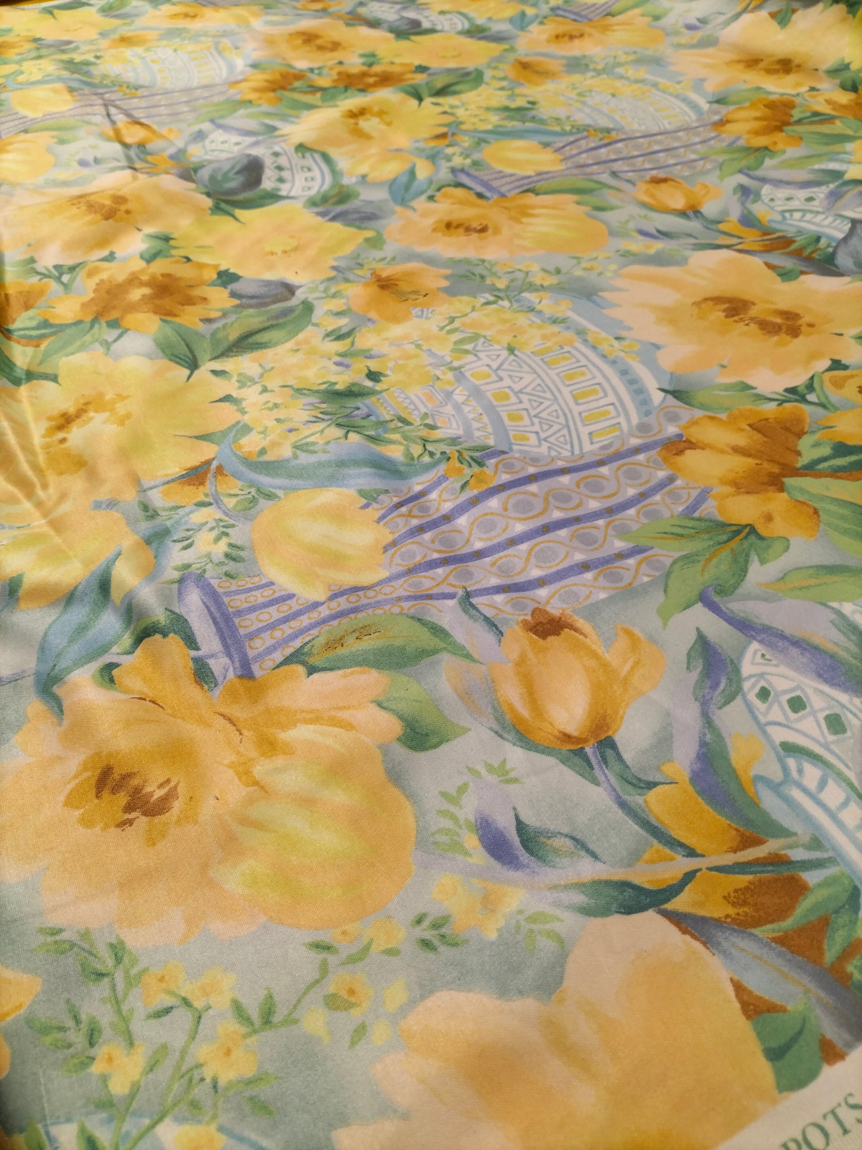 Cotone vintage inglese dalla fantasia floreale gialla e azzurra