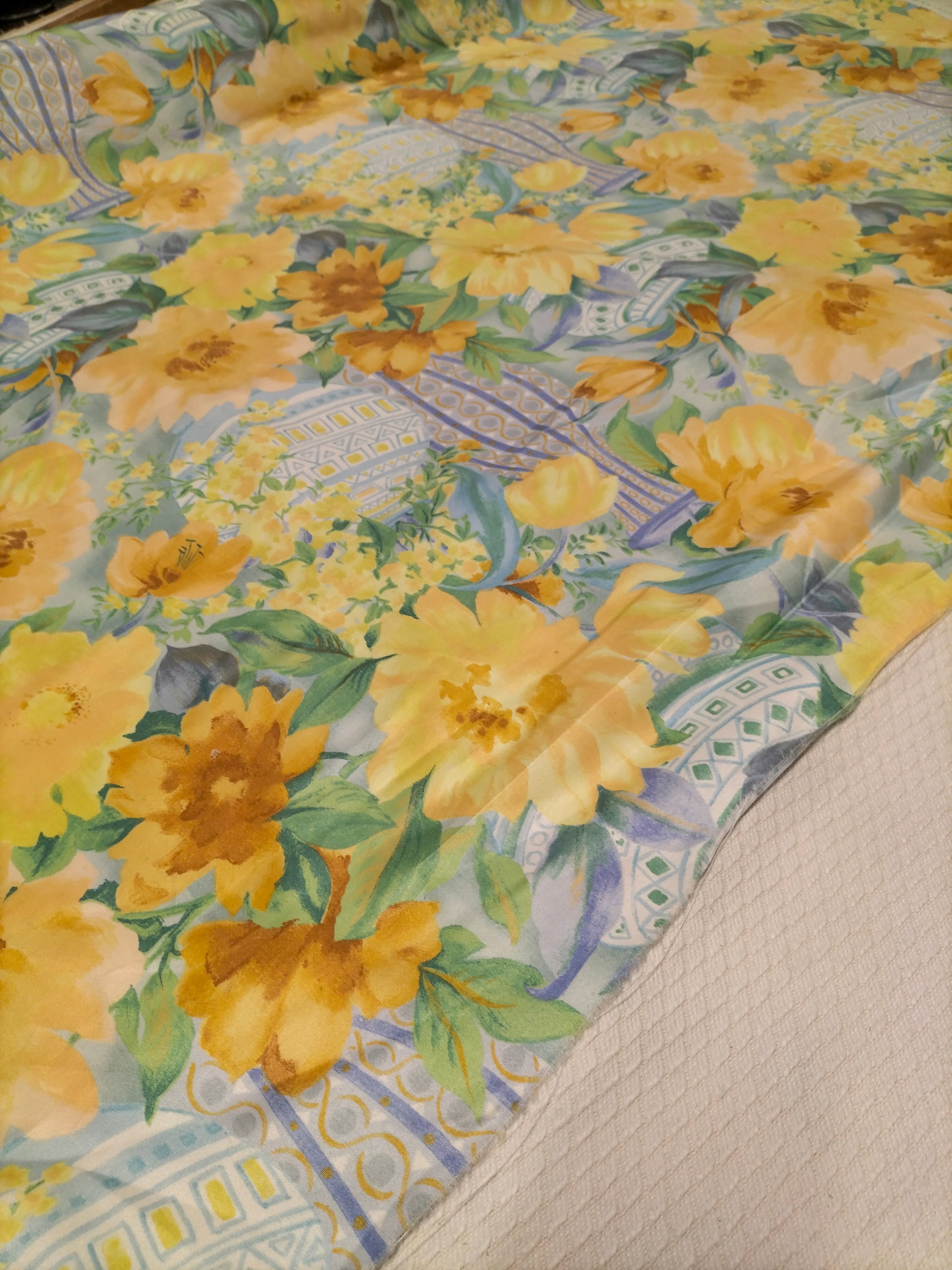 Cotone vintage inglese dalla fantasia floreale gialla e azzurra