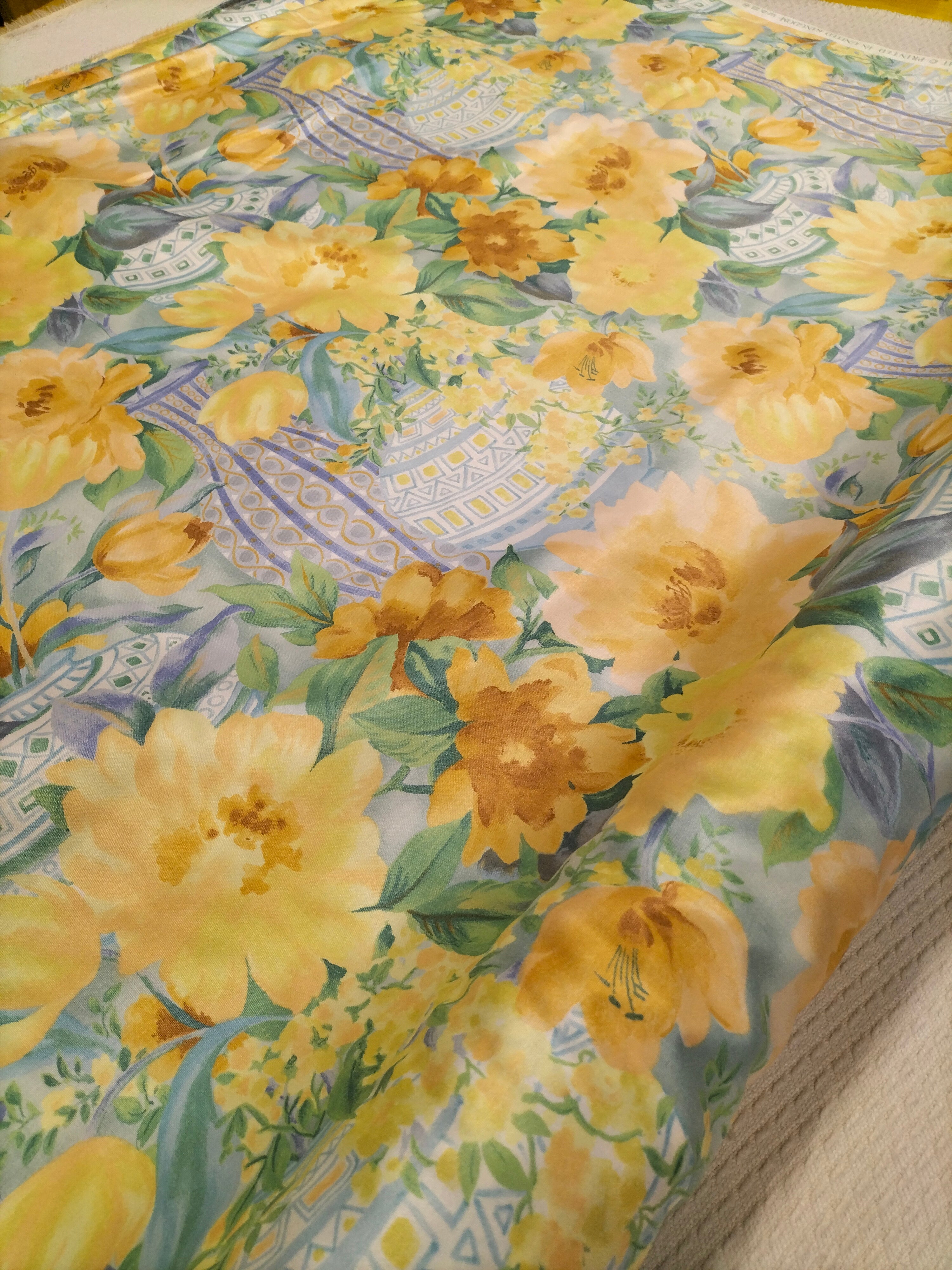 Cotone vintage inglese dalla fantasia floreale gialla e azzurra