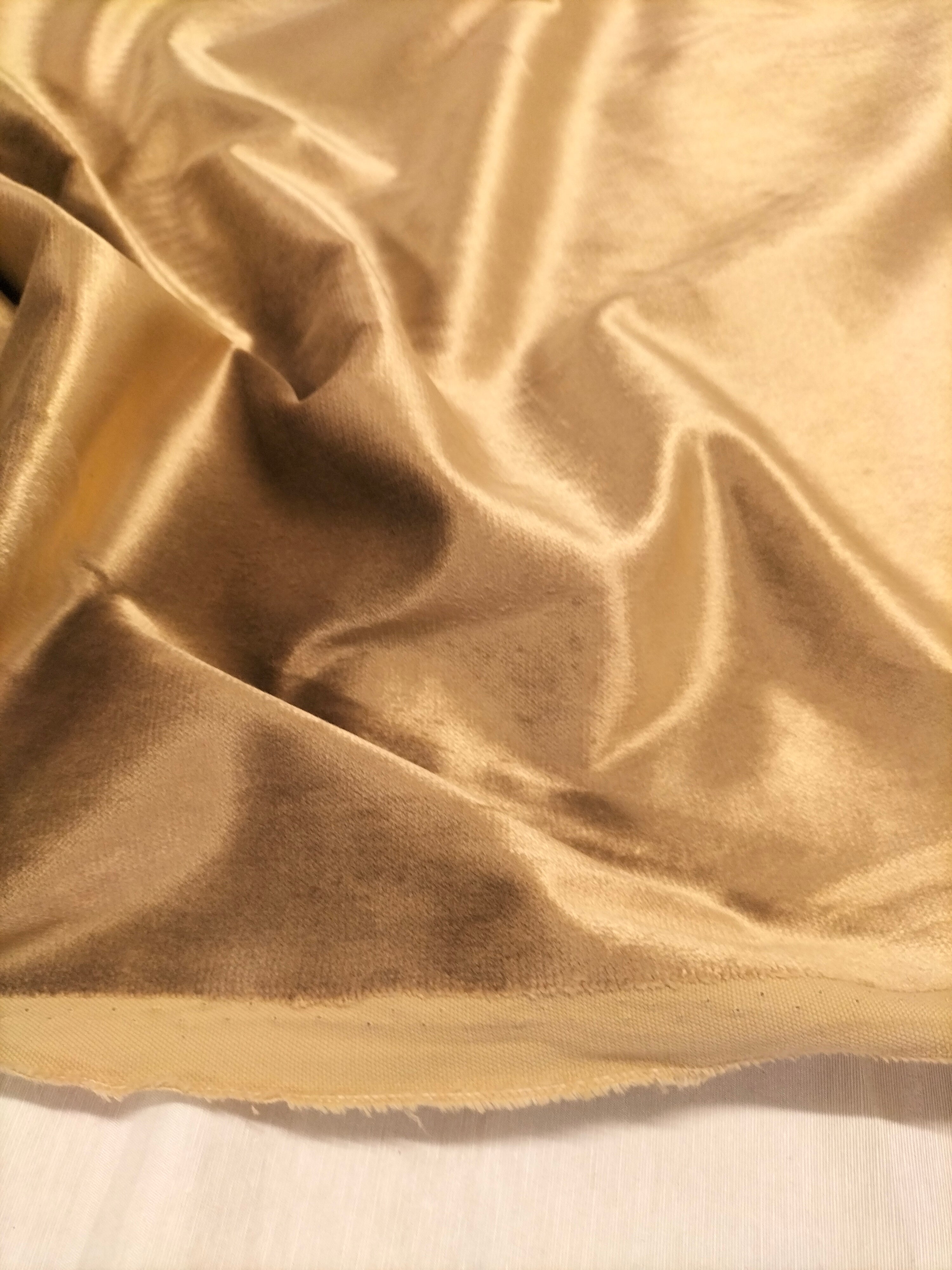 Pregiato velluto color oro