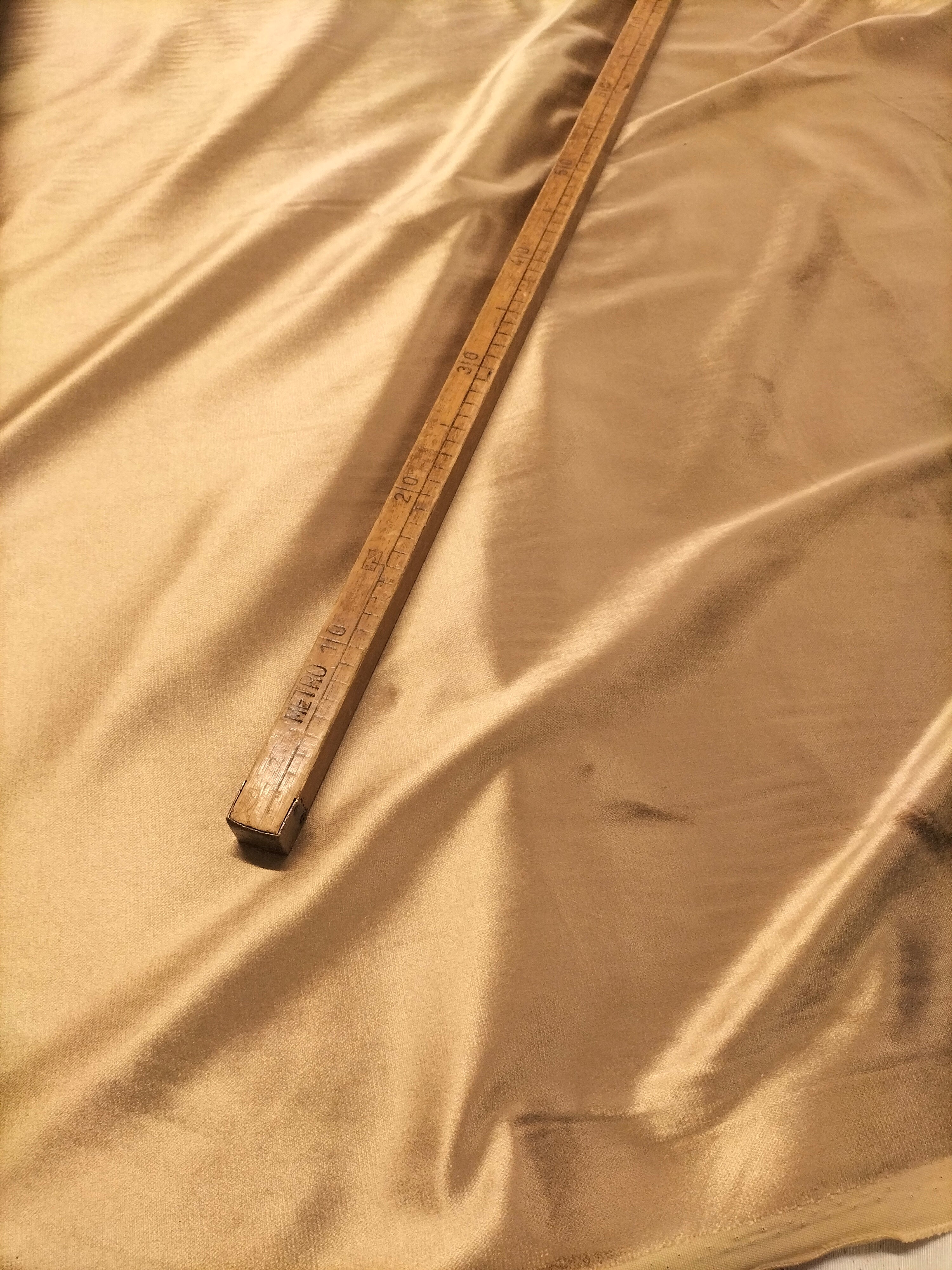 Pregiato velluto color oro