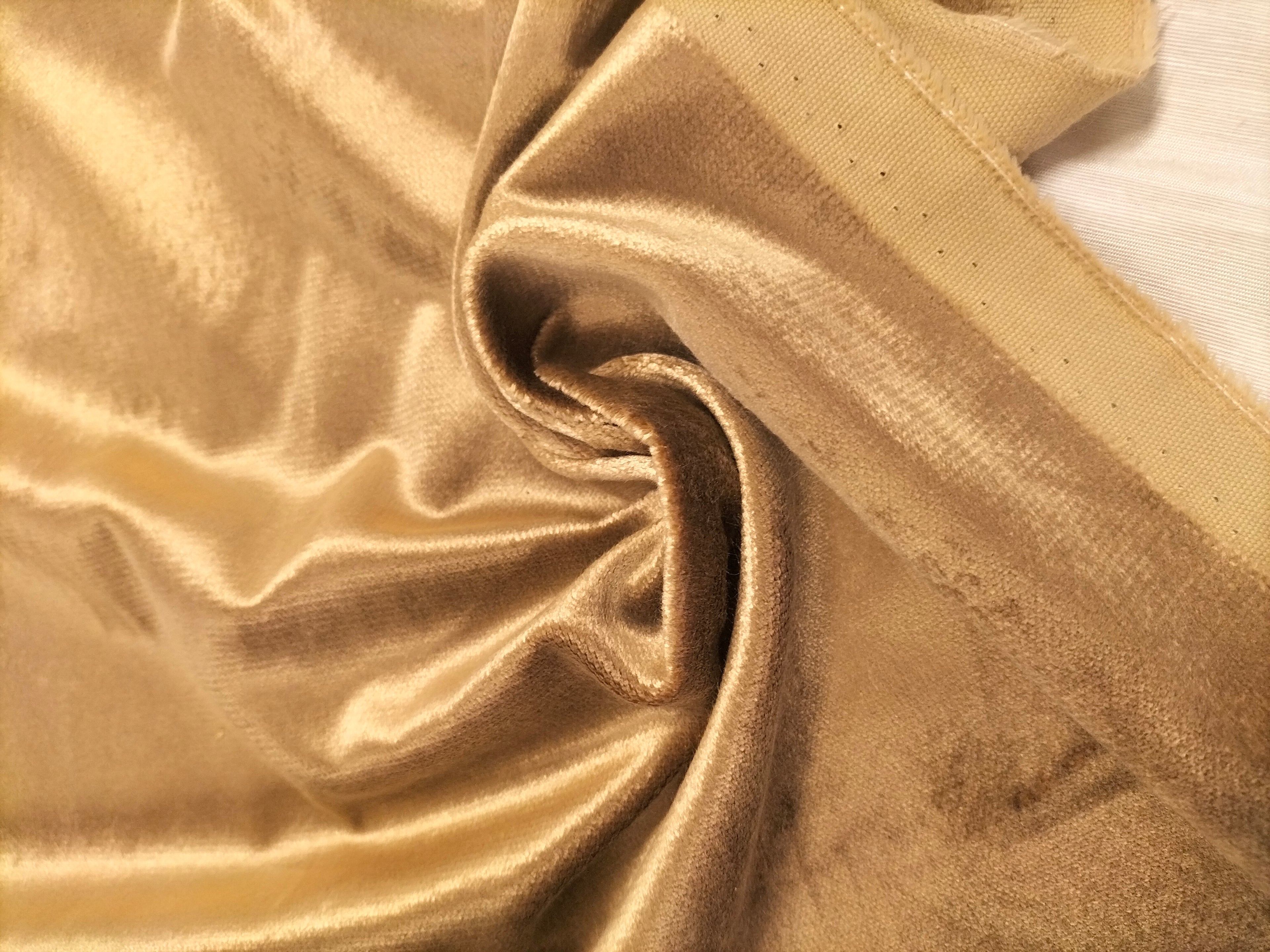 Pregiato velluto color oro