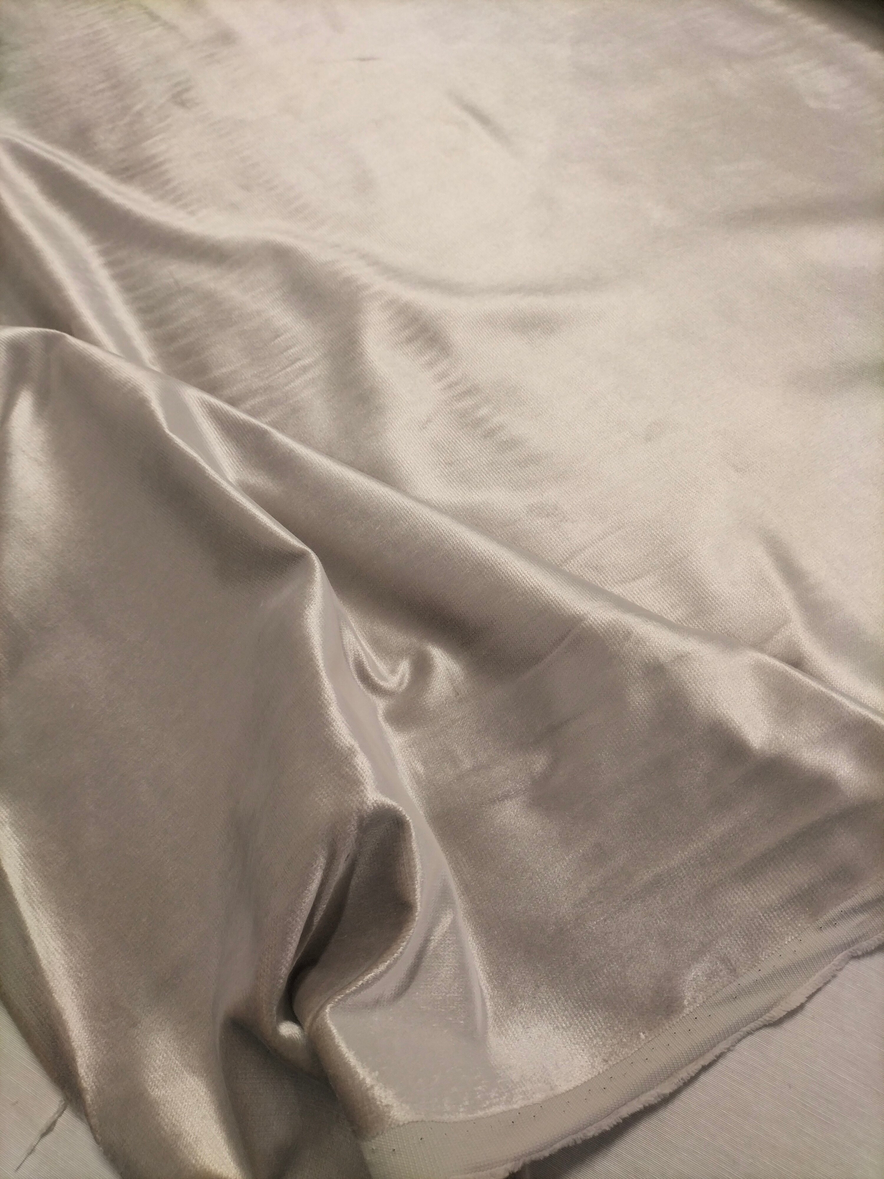 Pregiato velluto grigio