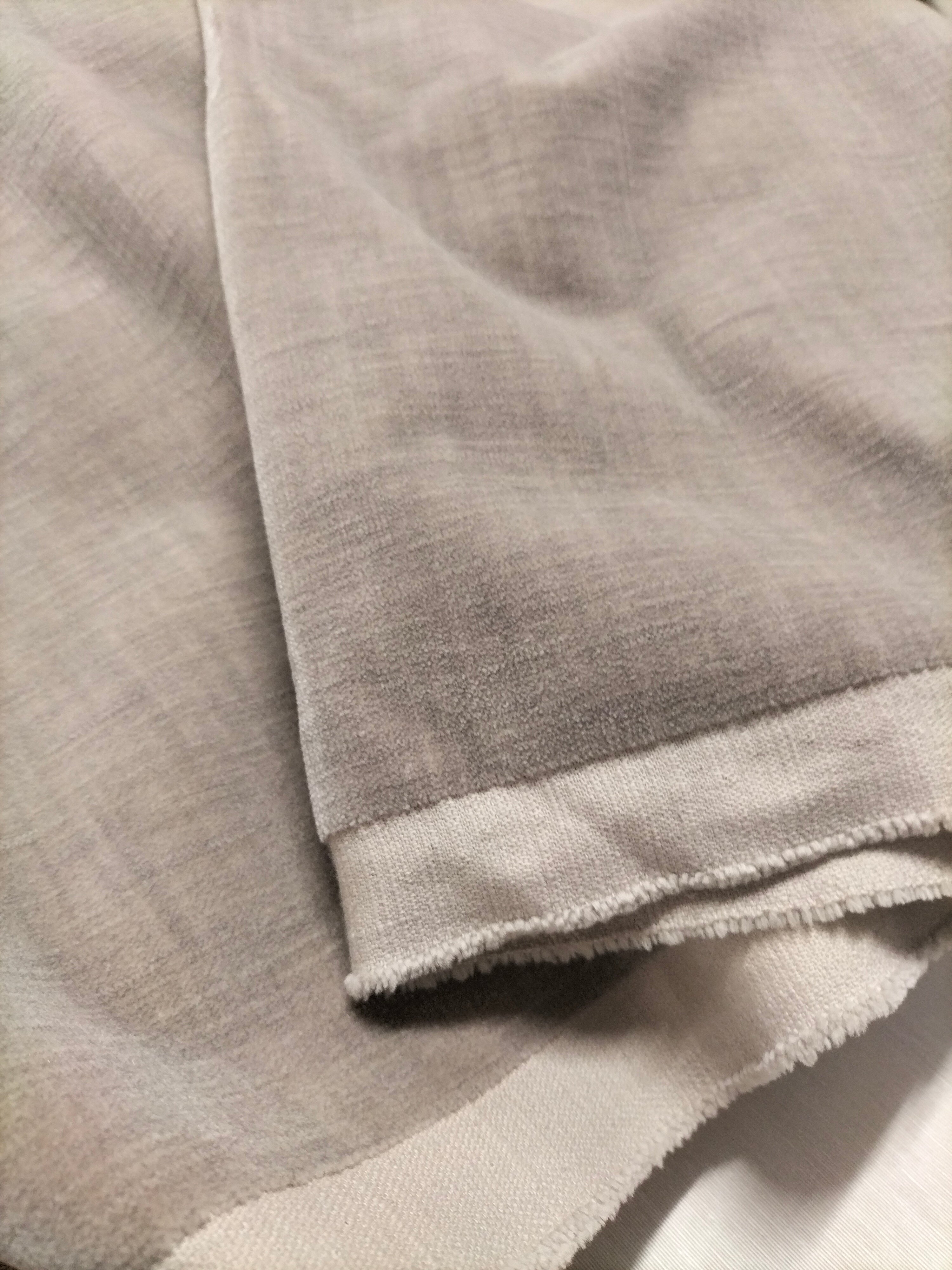 Pregiato velluto grigio opaco