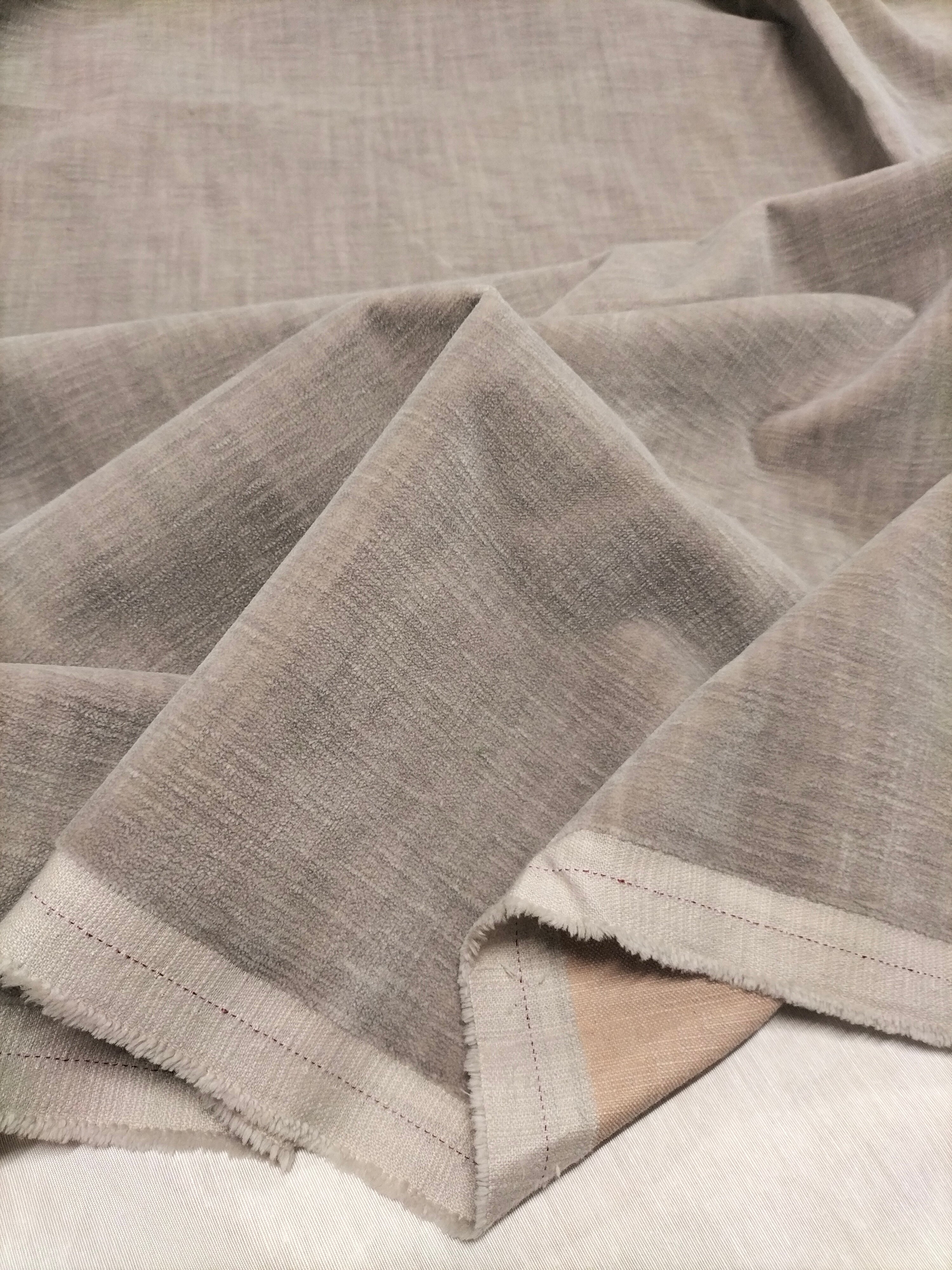 Pregiato velluto grigio opaco