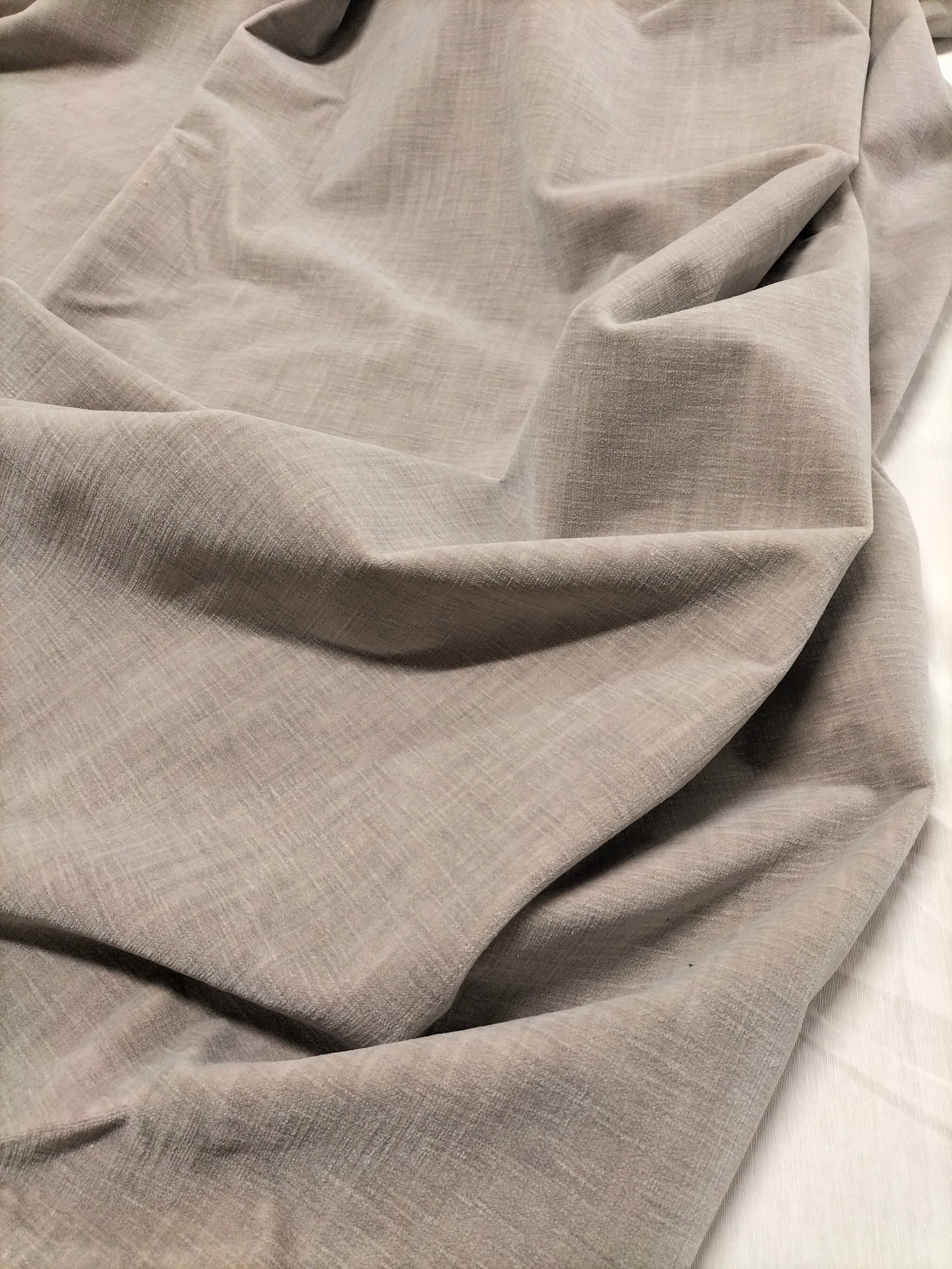 Pregiato velluto grigio opaco