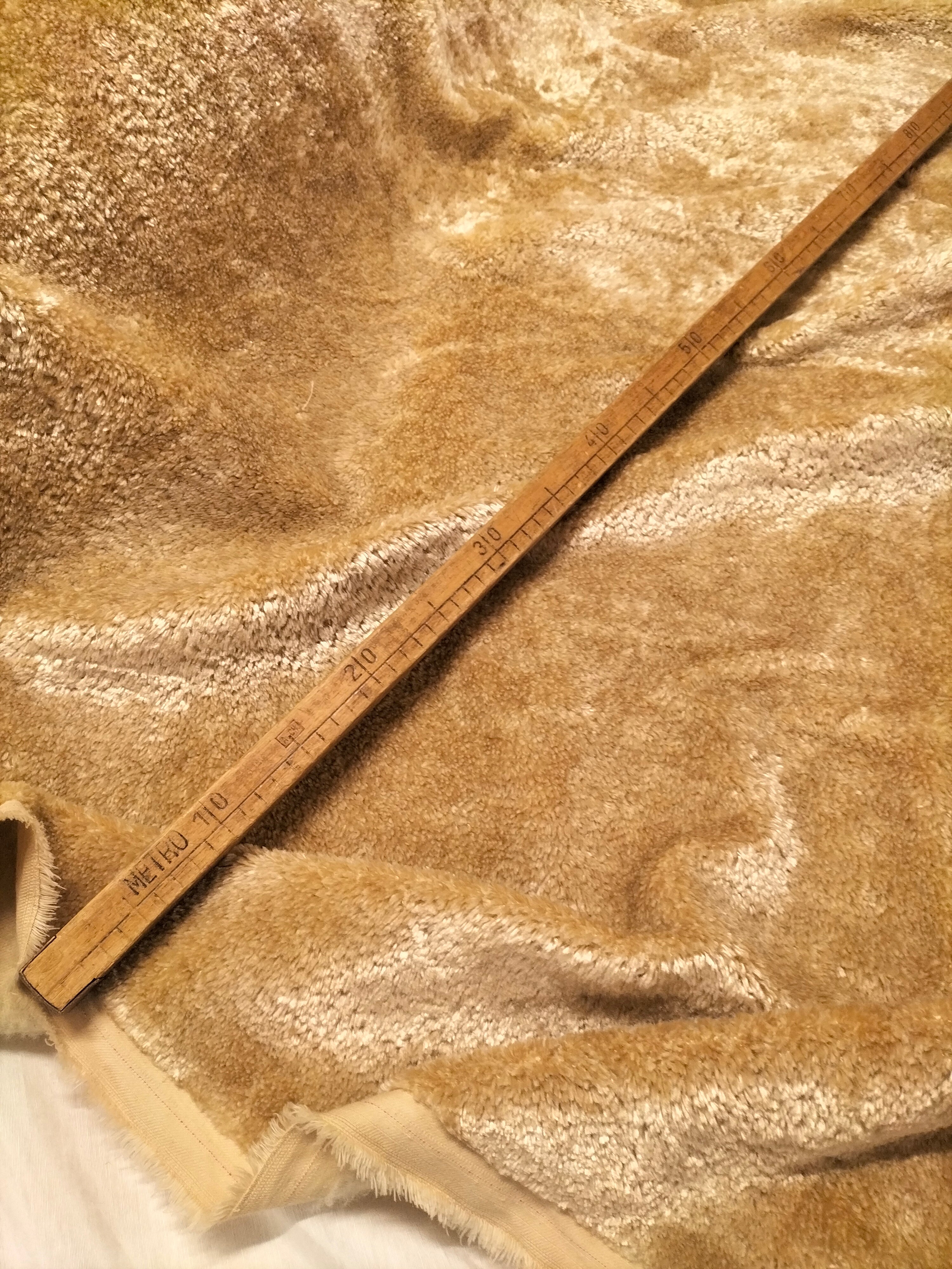 Pregiato velluto color beige by Enzo degli Angiuoni