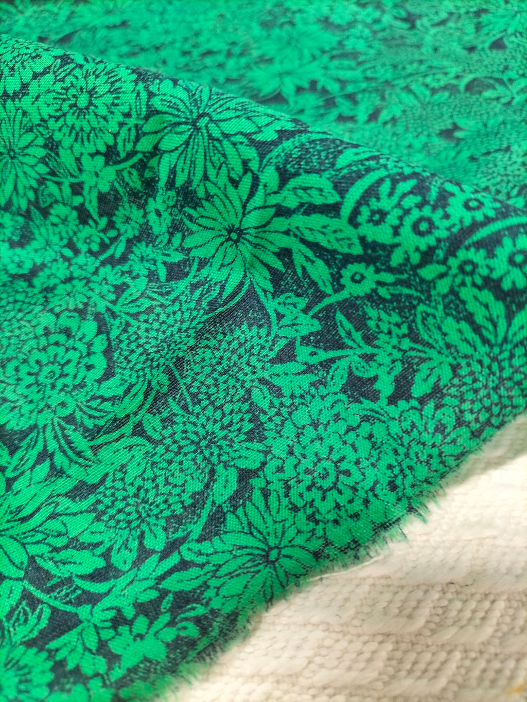 Cotone vintage dalla fantasia floreale verde