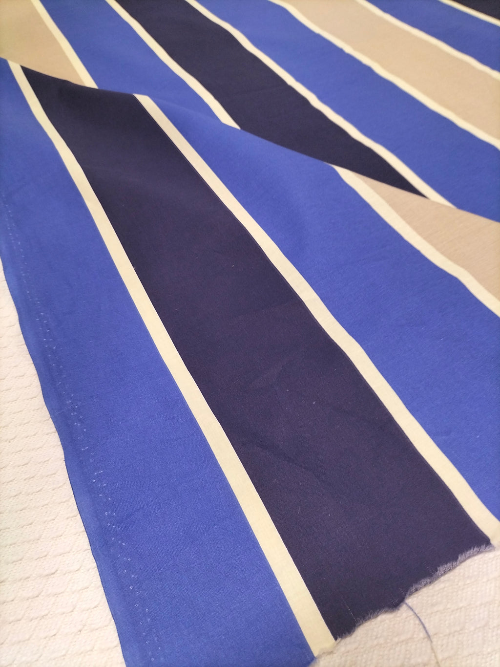 Cotone vintage dalla fantasia a righe grigie e rosse - Parà (Copia)