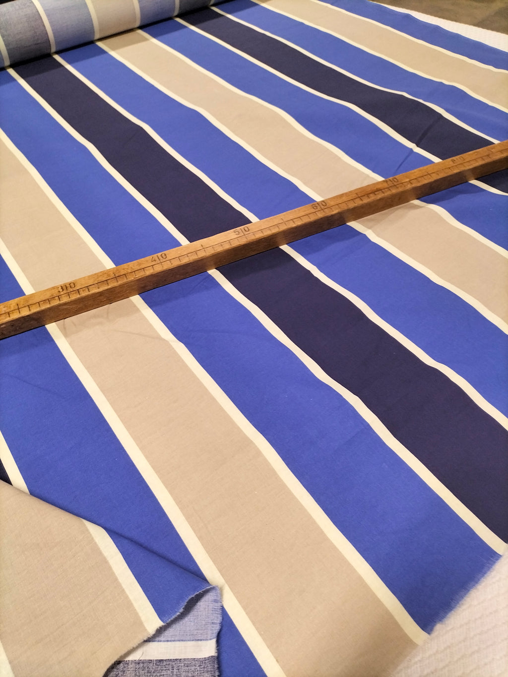 Cotone vintage dalla fantasia a righe grigie e rosse - Parà (Copia)