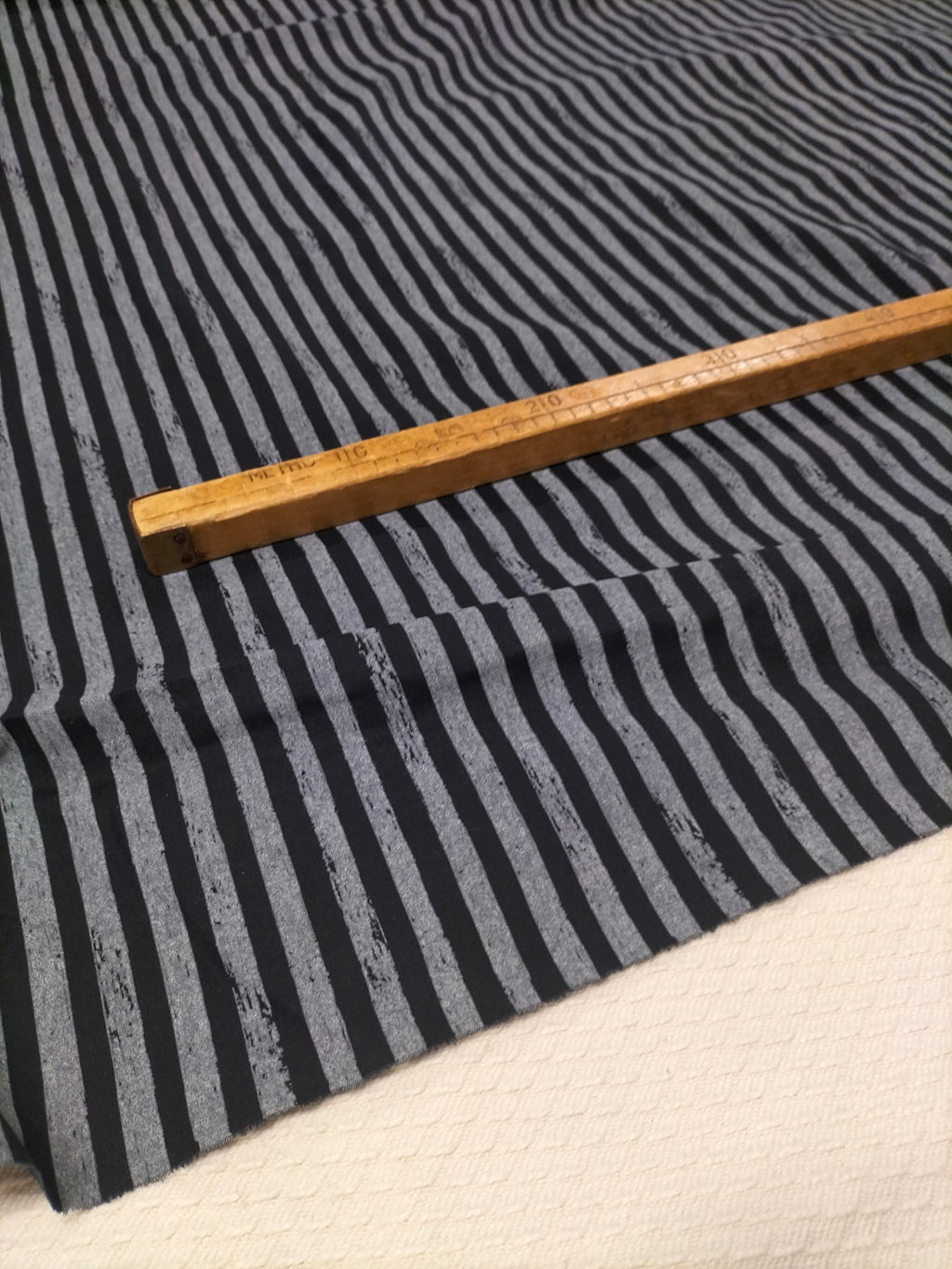 Cotone vintage dalla fantasia a righe blu scure e grigie