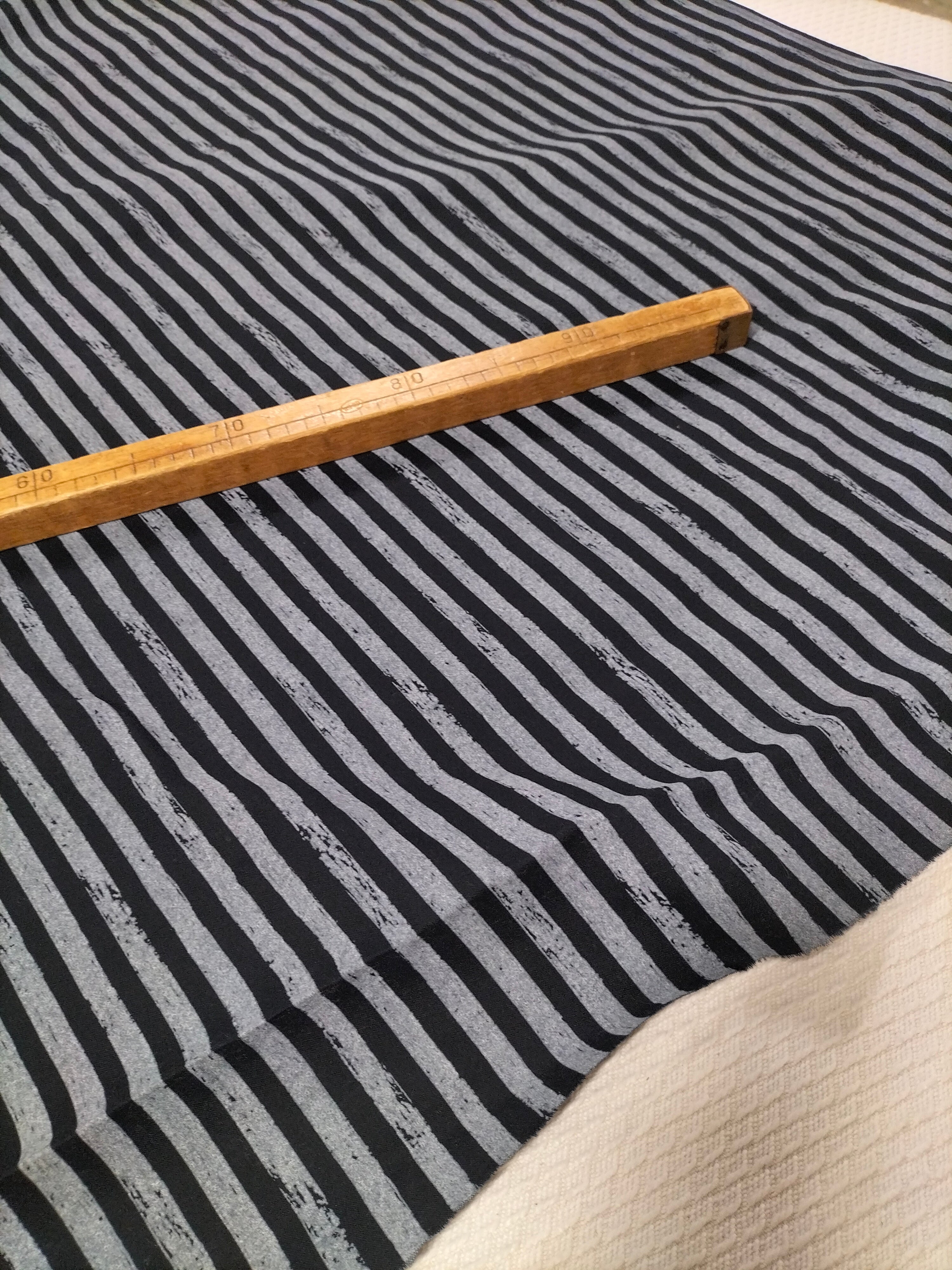 Cotone vintage dalla fantasia a righe blu scure e grigie