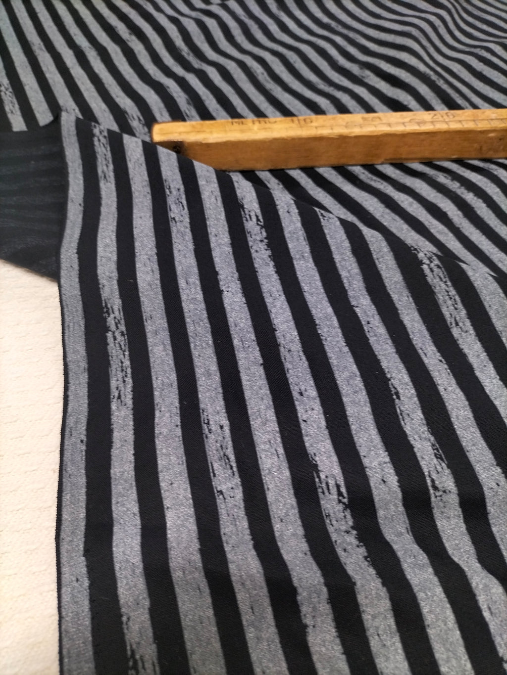 Cotone vintage dalla fantasia a righe blu scure e grigie