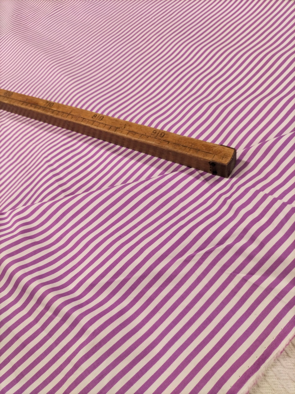 Cotone vintage dalla fantasia a righe viola