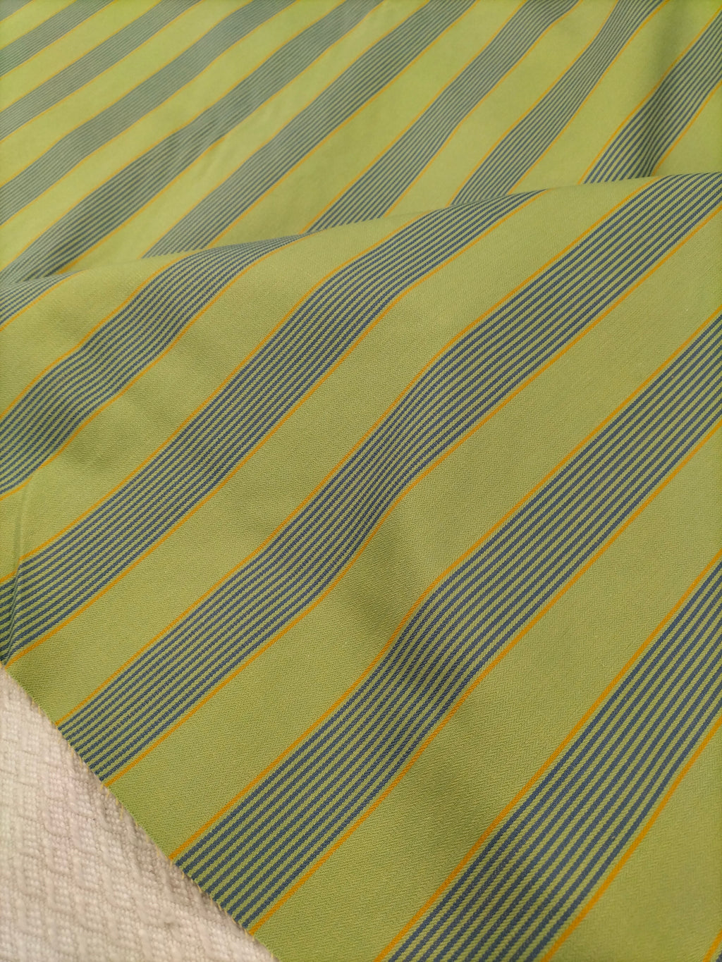 Cotone d'arredo dalla fantasia a righe verdi blu e gialle 200 x 145 cm