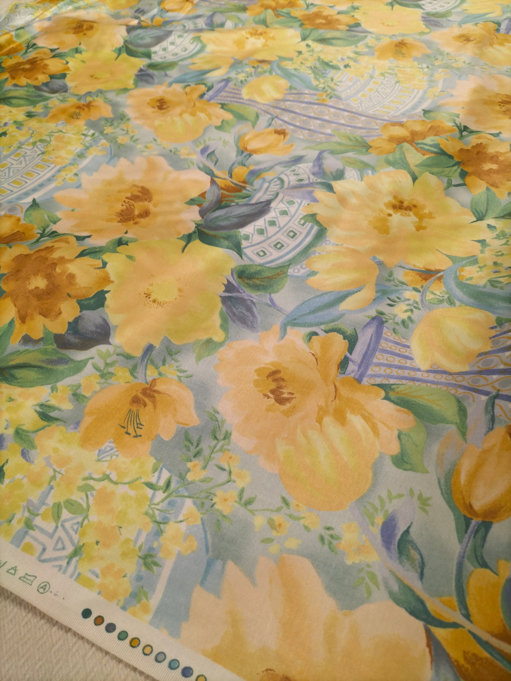 Cotone vintage inglese dalla fantasia floreale gialla e azzurra