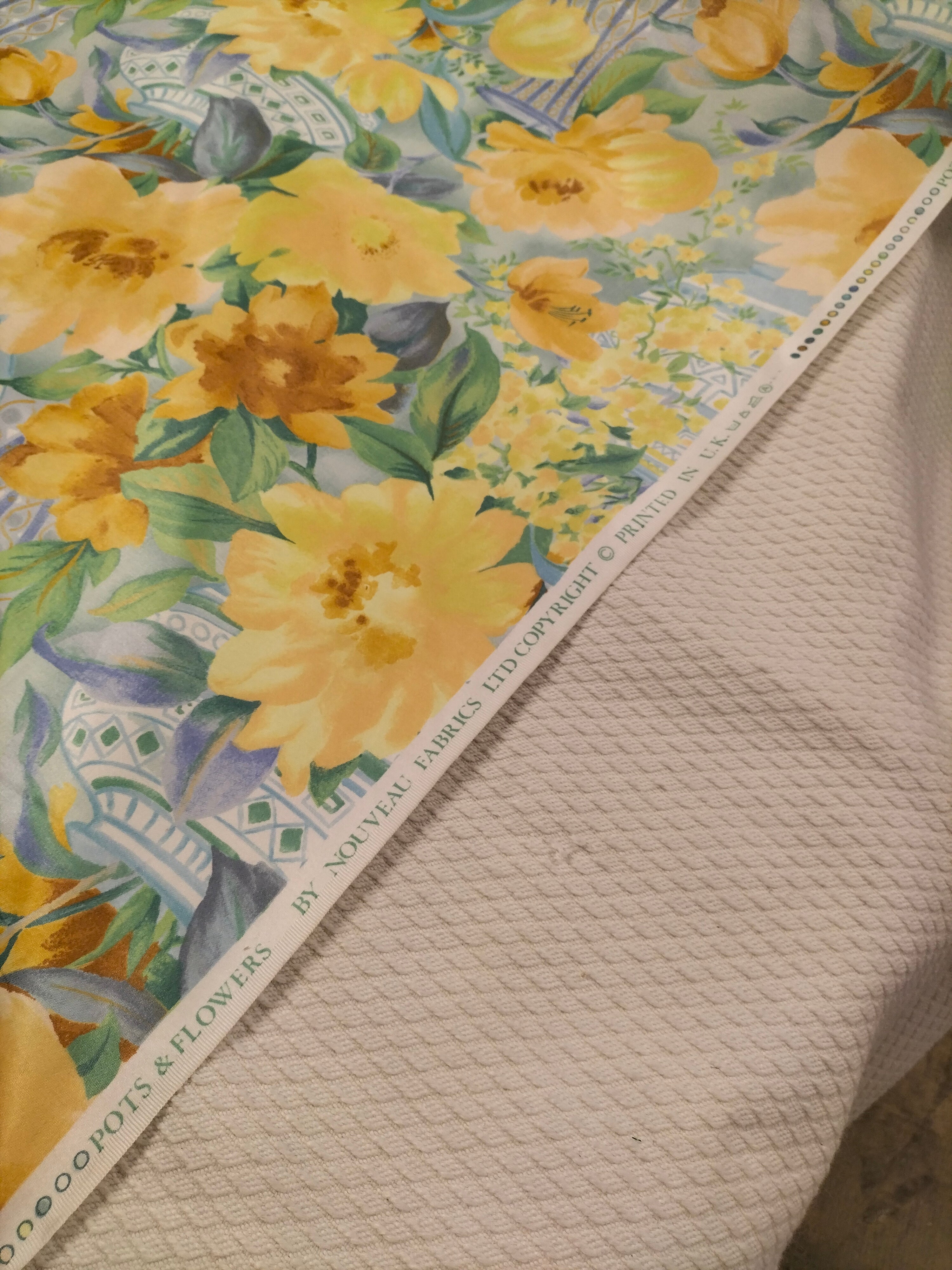 Cotone vintage inglese dalla fantasia floreale gialla e azzurra