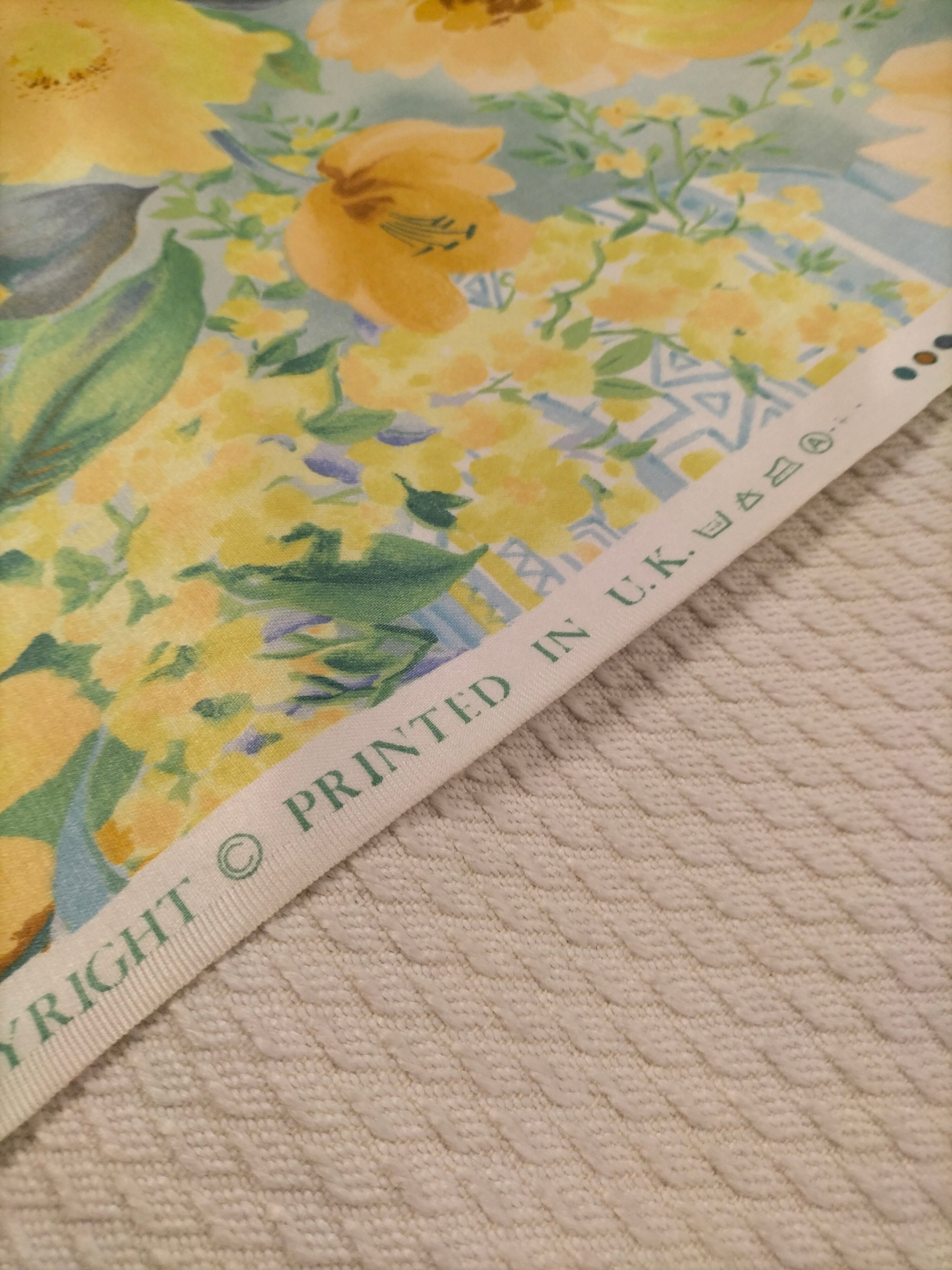 Cotone vintage inglese dalla fantasia floreale gialla e azzurra