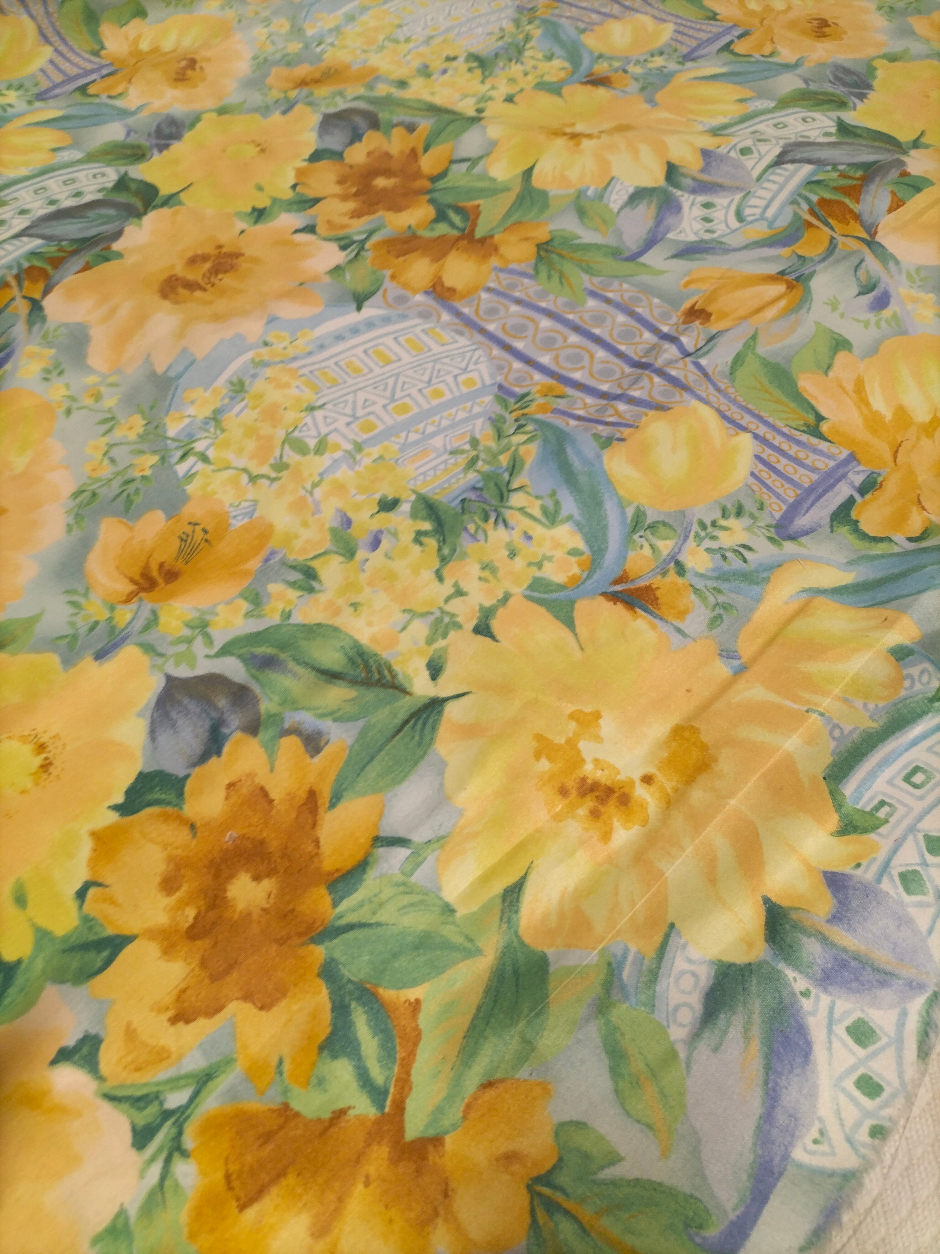 Cotone vintage inglese dalla fantasia floreale gialla e azzurra