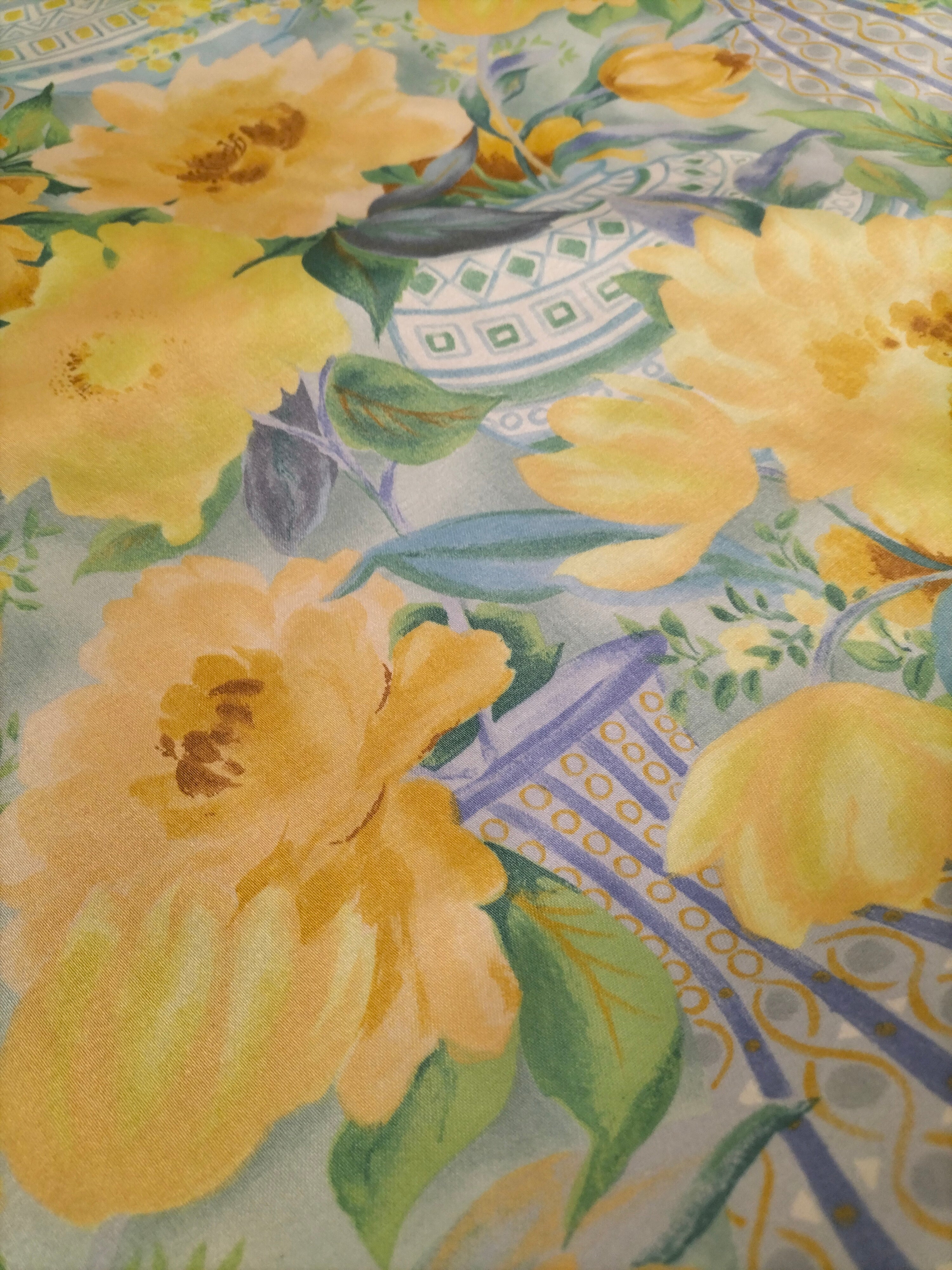 Cotone vintage inglese dalla fantasia floreale gialla e azzurra