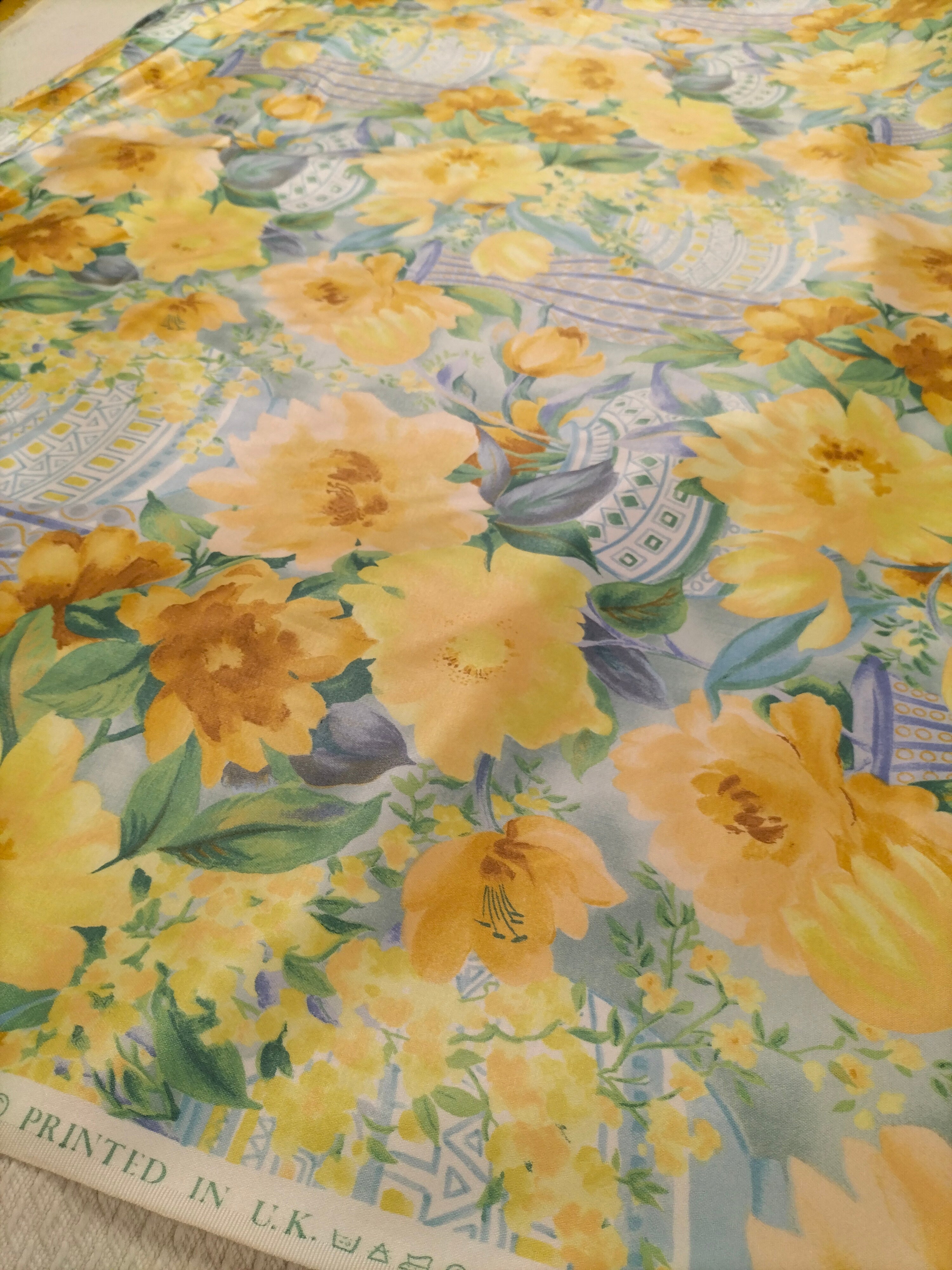 Cotone vintage inglese dalla fantasia floreale gialla e azzurra