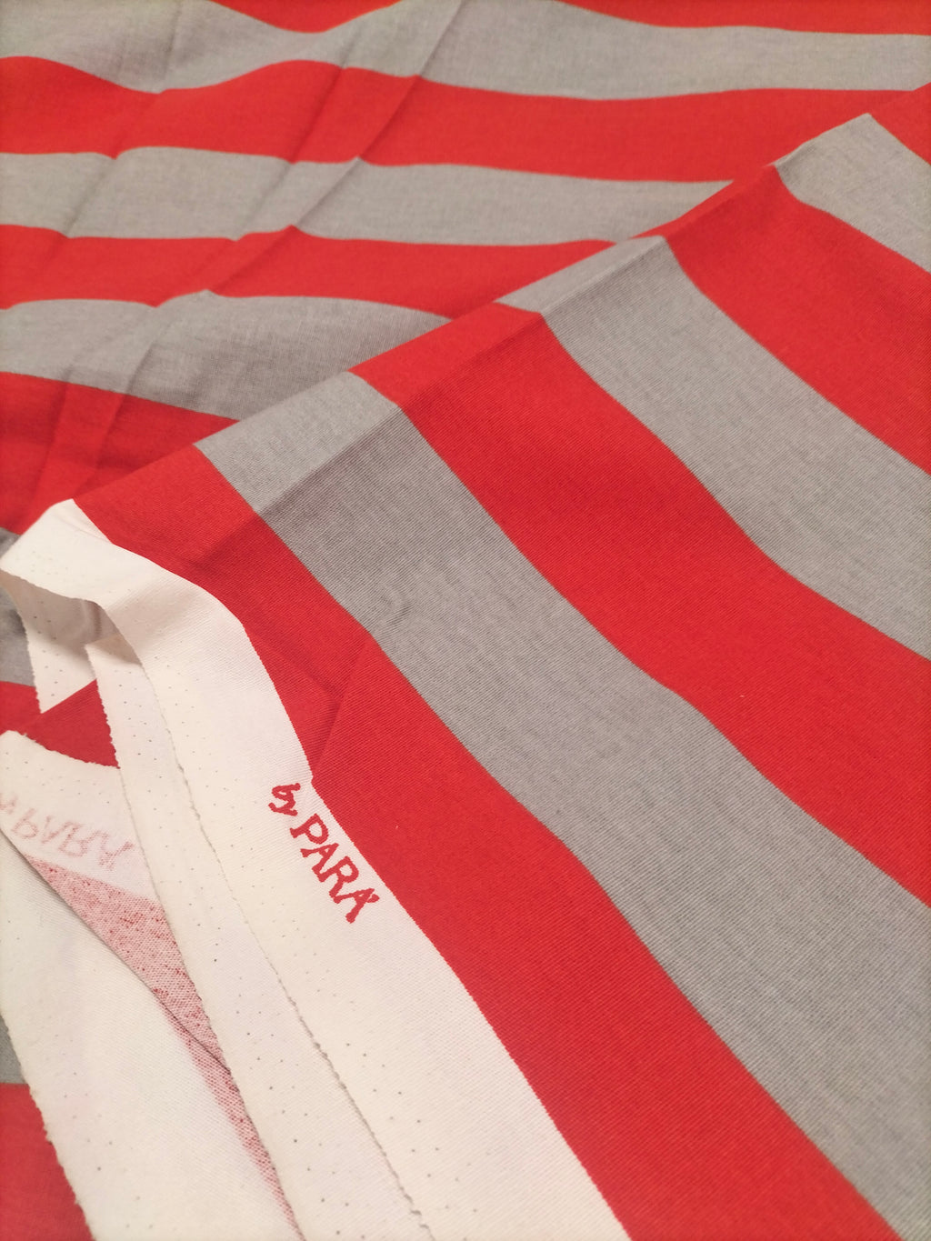 Cotone vintage dalla fantasia a righe grigie e rosse - Parà