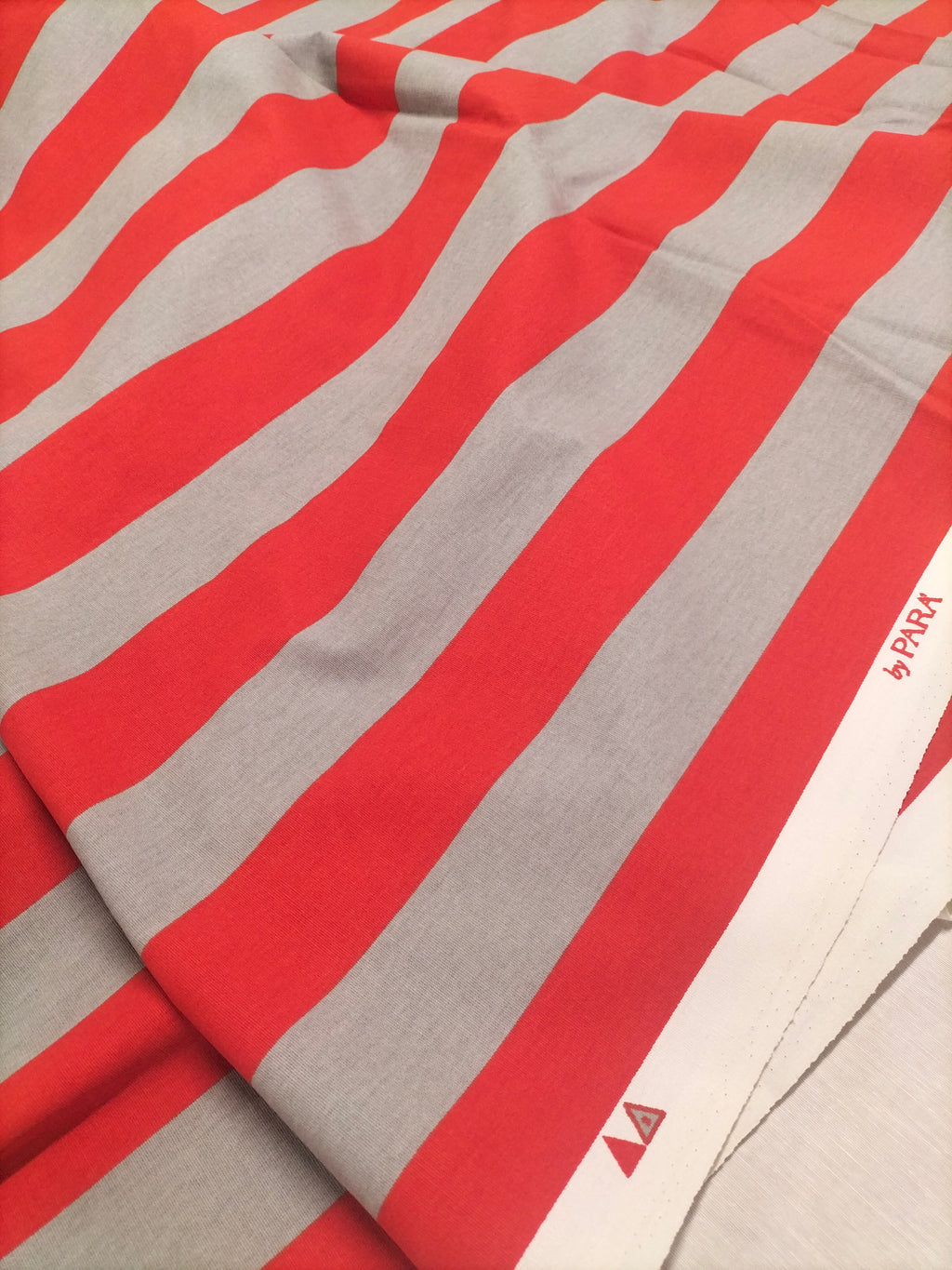 Cotone vintage dalla fantasia a righe grigie e rosse - Parà