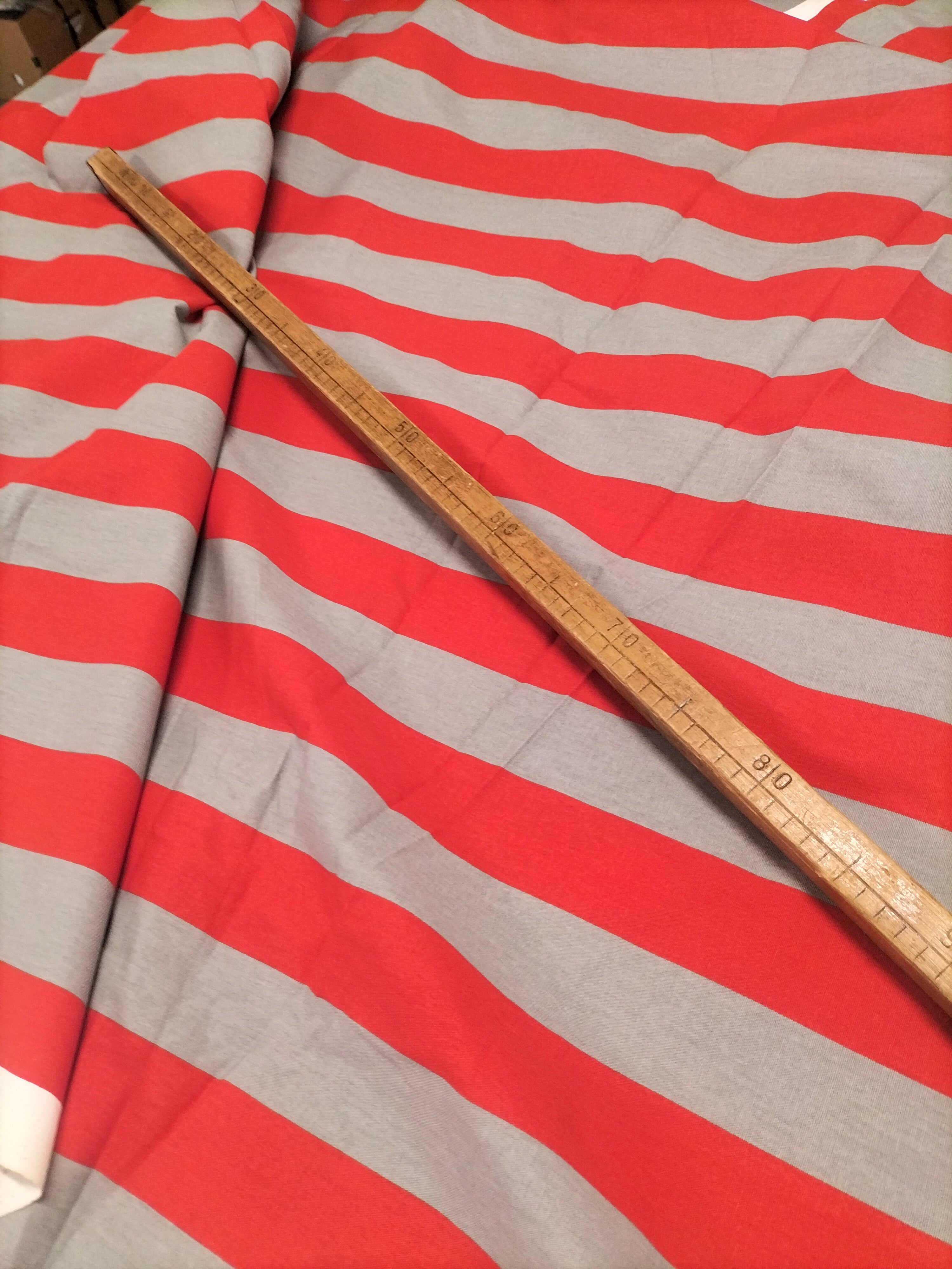 Cotone vintage dalla fantasia a righe grigie e rosse - Parà