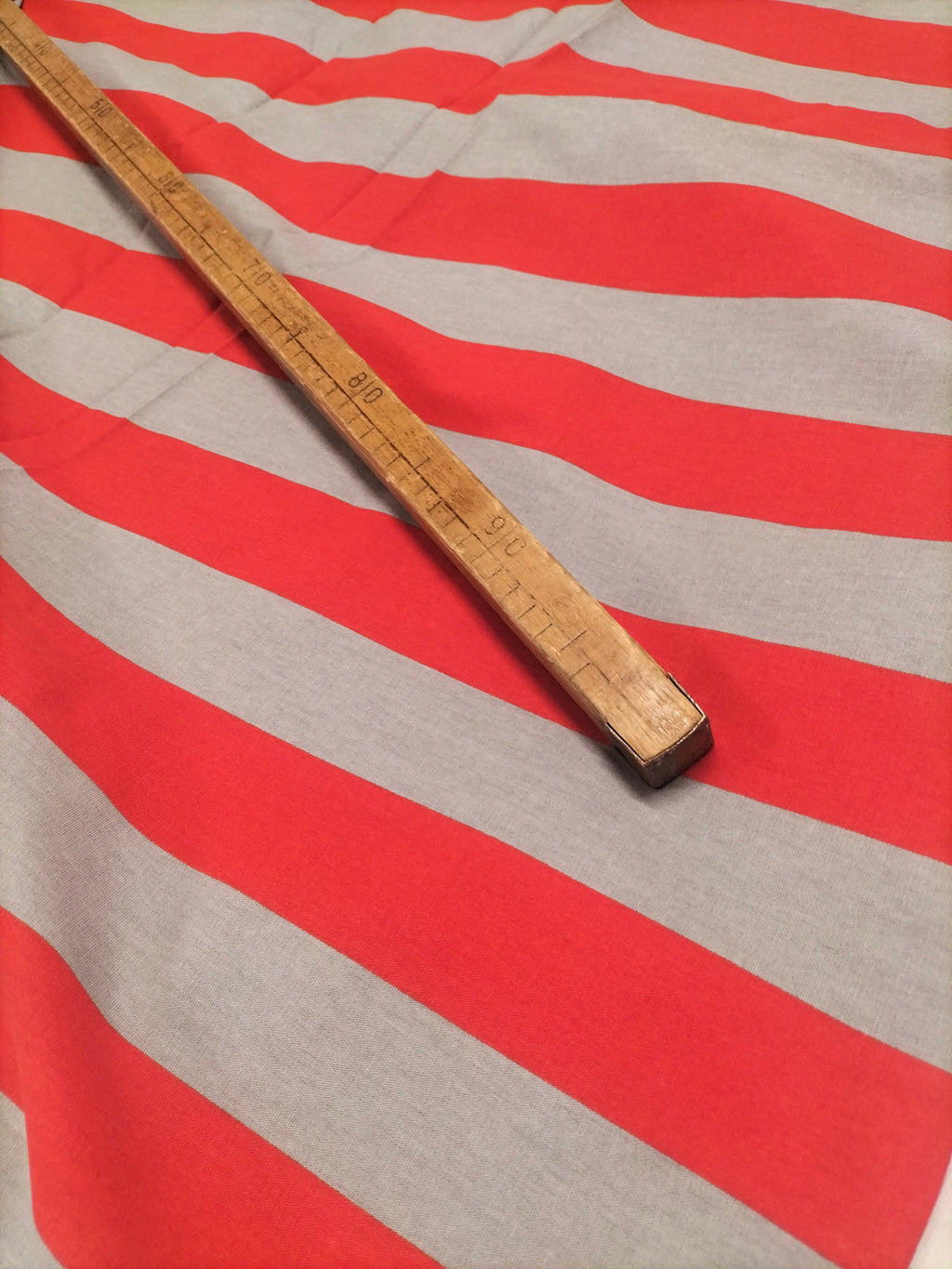 Cotone vintage dalla fantasia a righe grigie e rosse - Parà