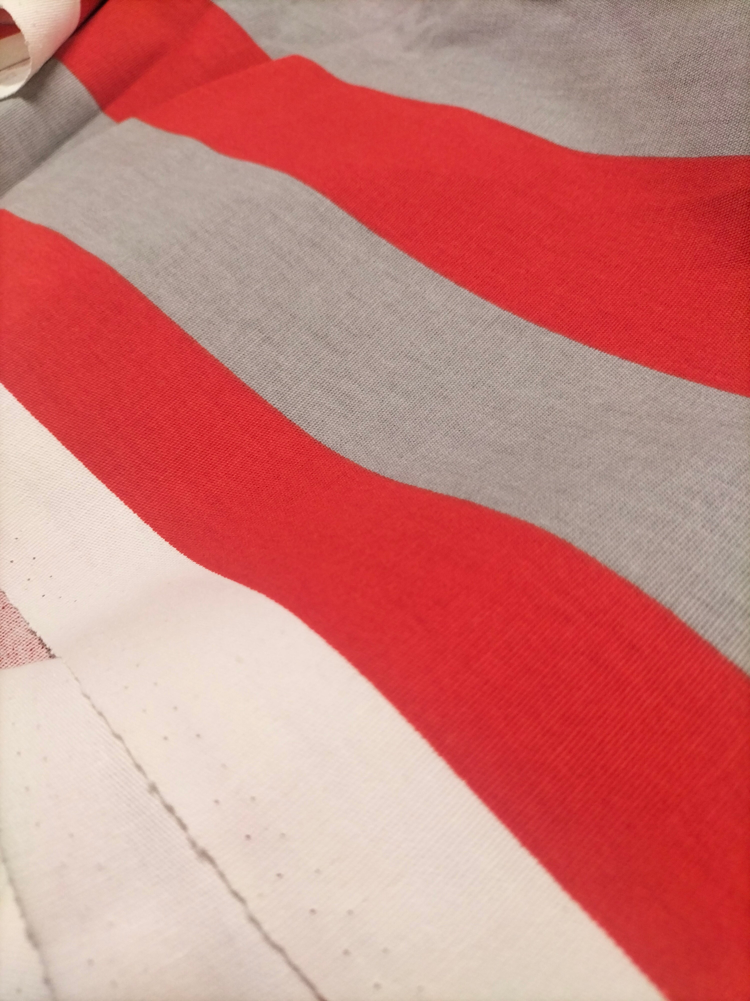 Cotone vintage dalla fantasia a righe grigie e rosse - Parà