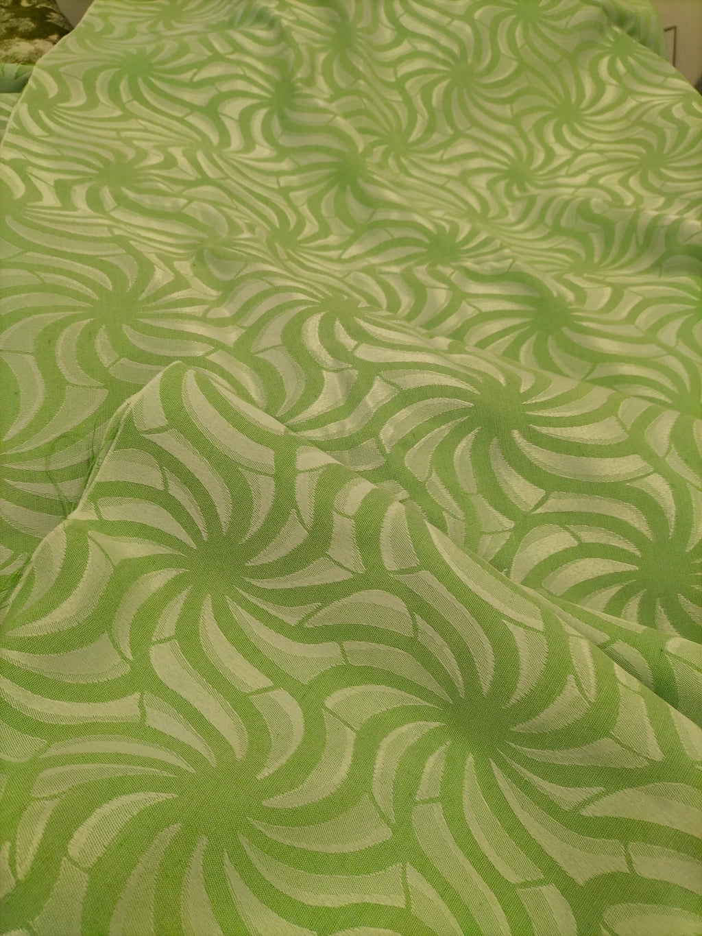 Tessuto d'arredo jacquard verde con fantasia geometrica 300 x 180 cm