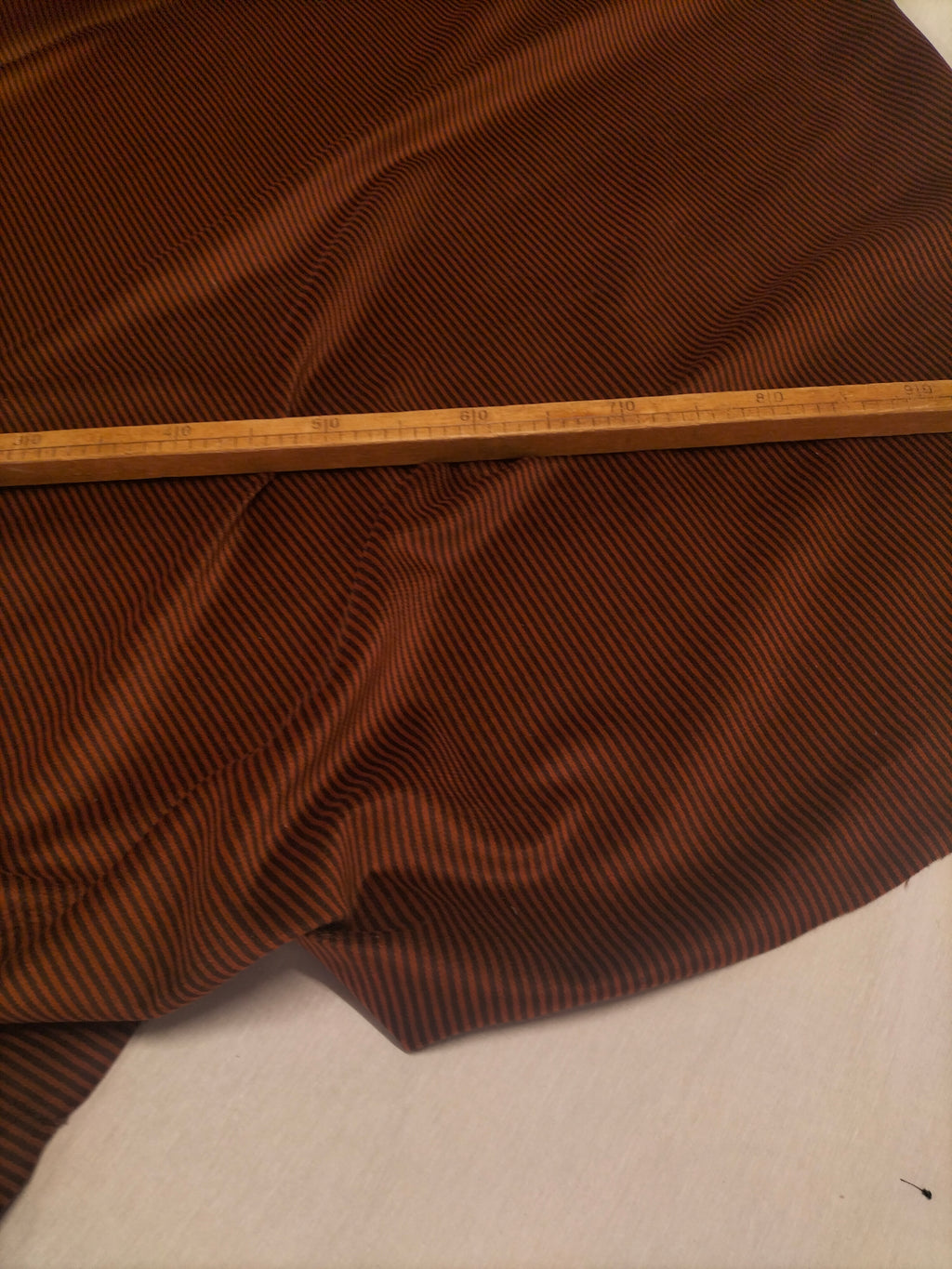 Pregiato velluto bordeaux a righe