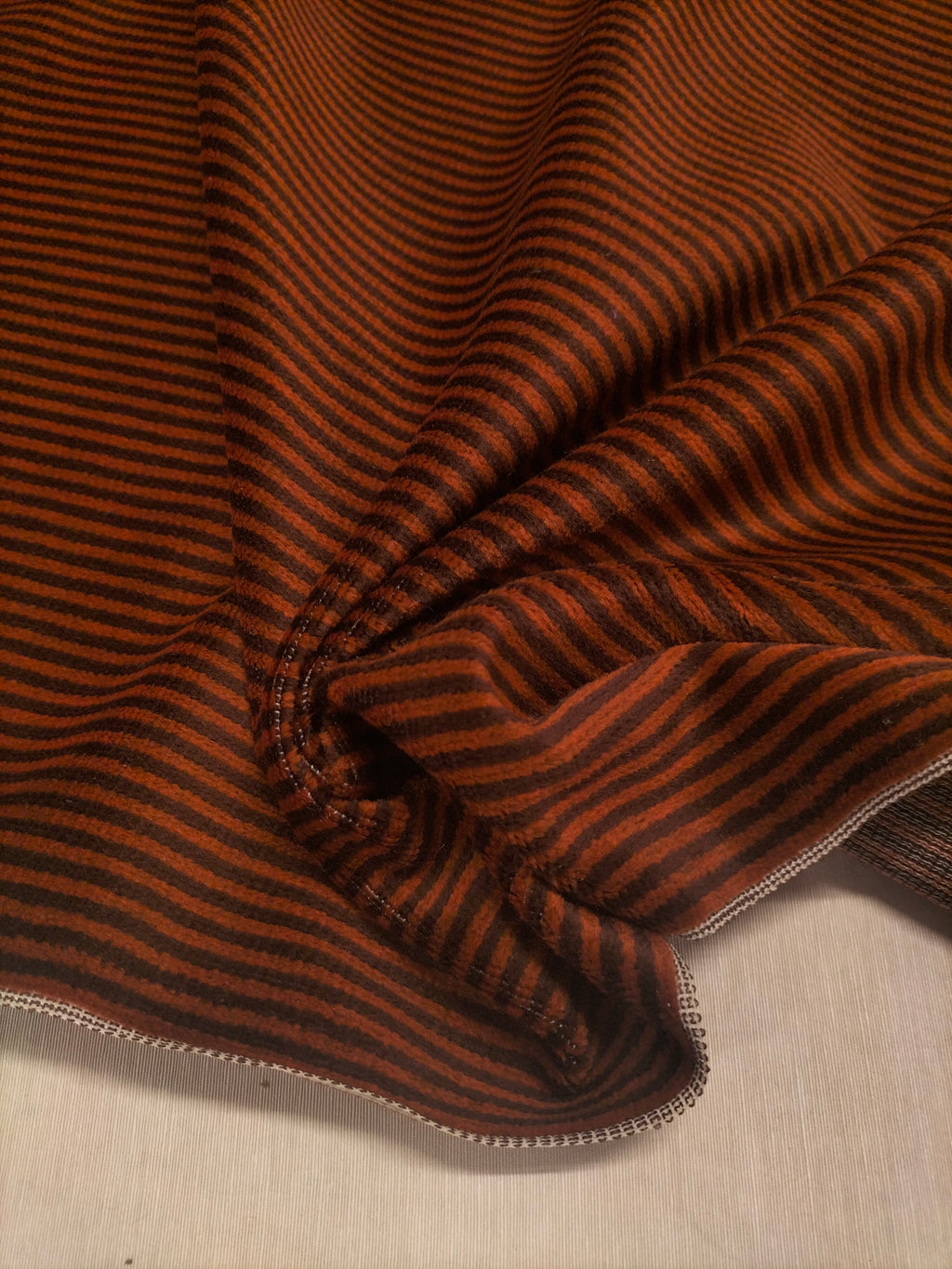 Pregiato velluto bordeaux a righe