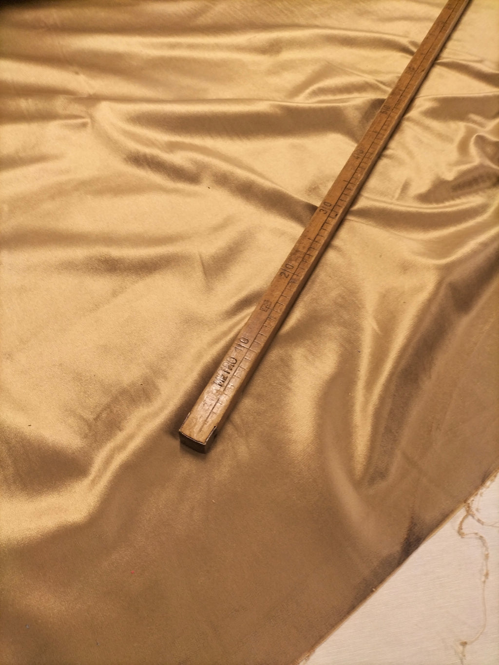 Pregiato velluto color oro