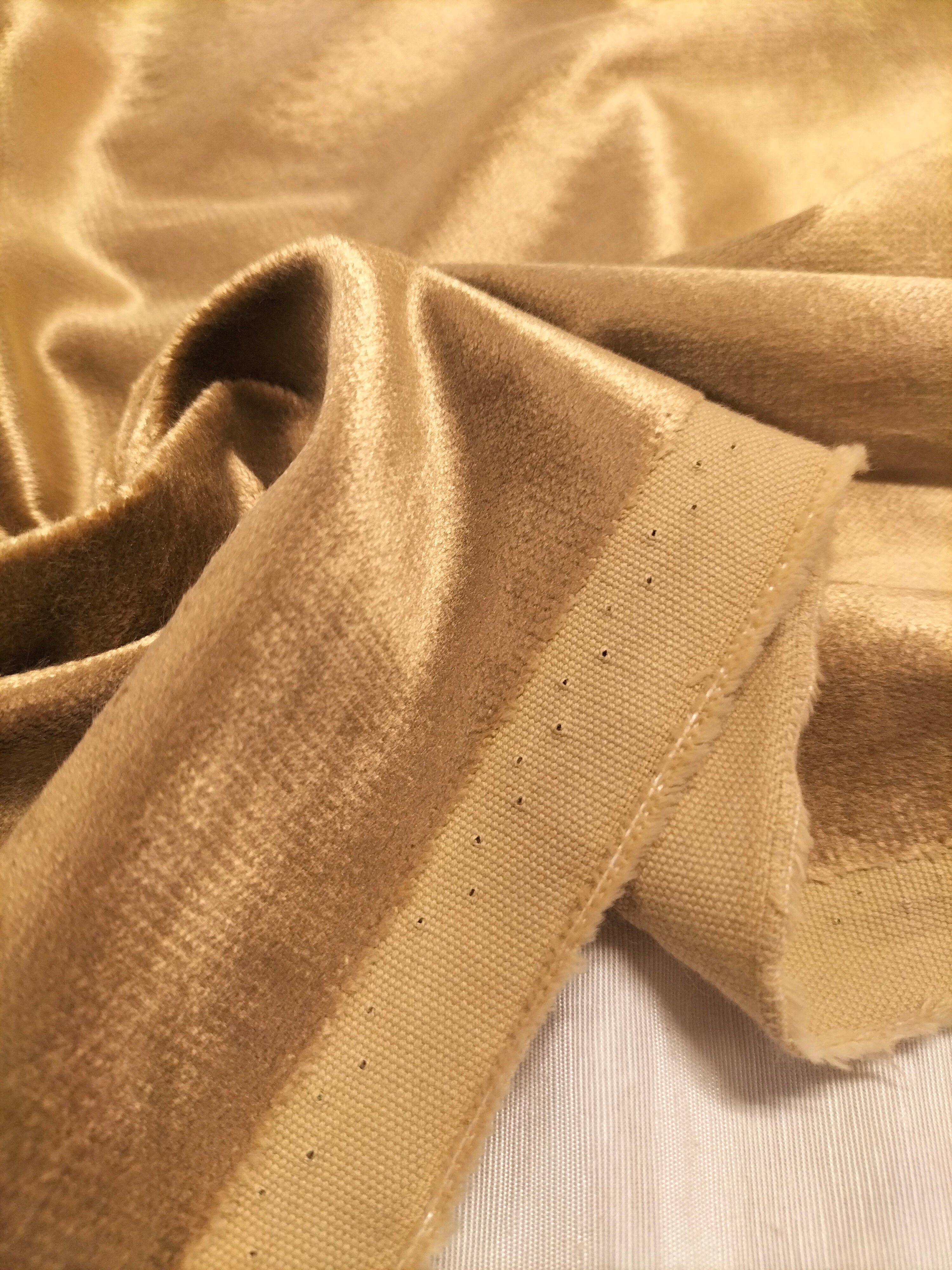 Pregiato velluto color oro