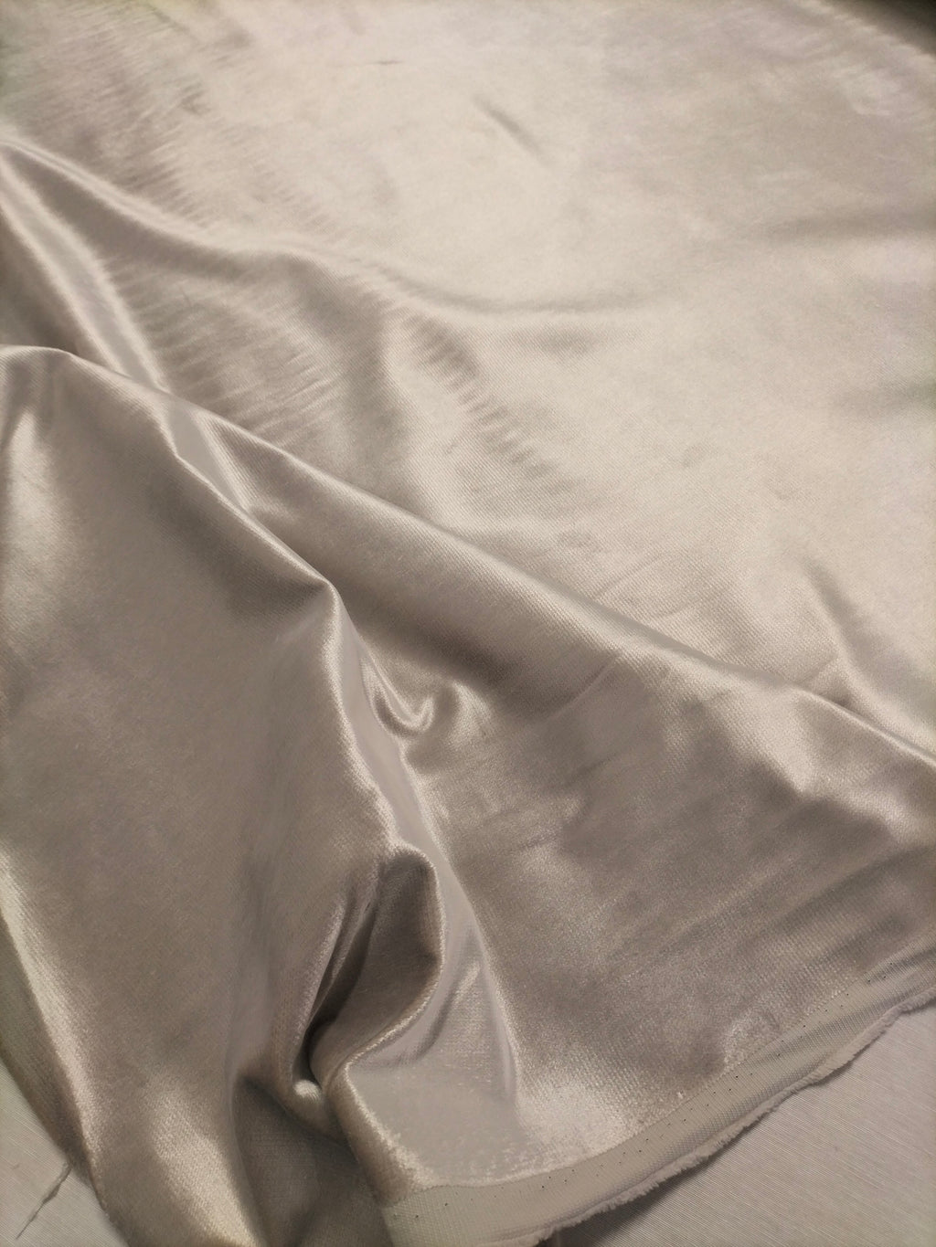 Pregiato velluto grigio