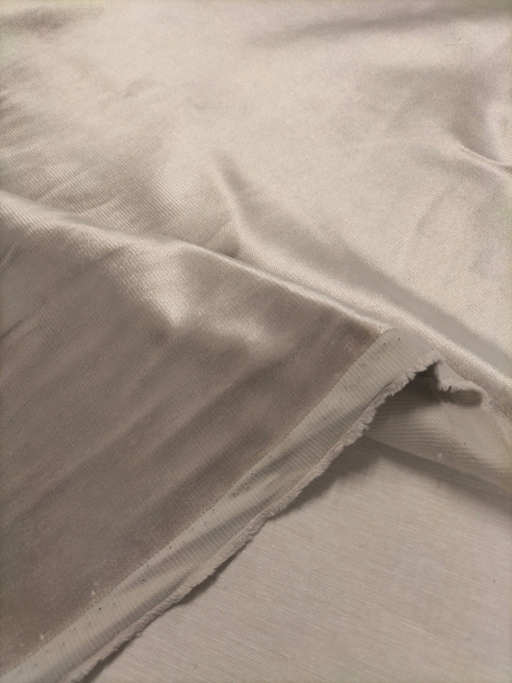 Pregiato velluto grigio