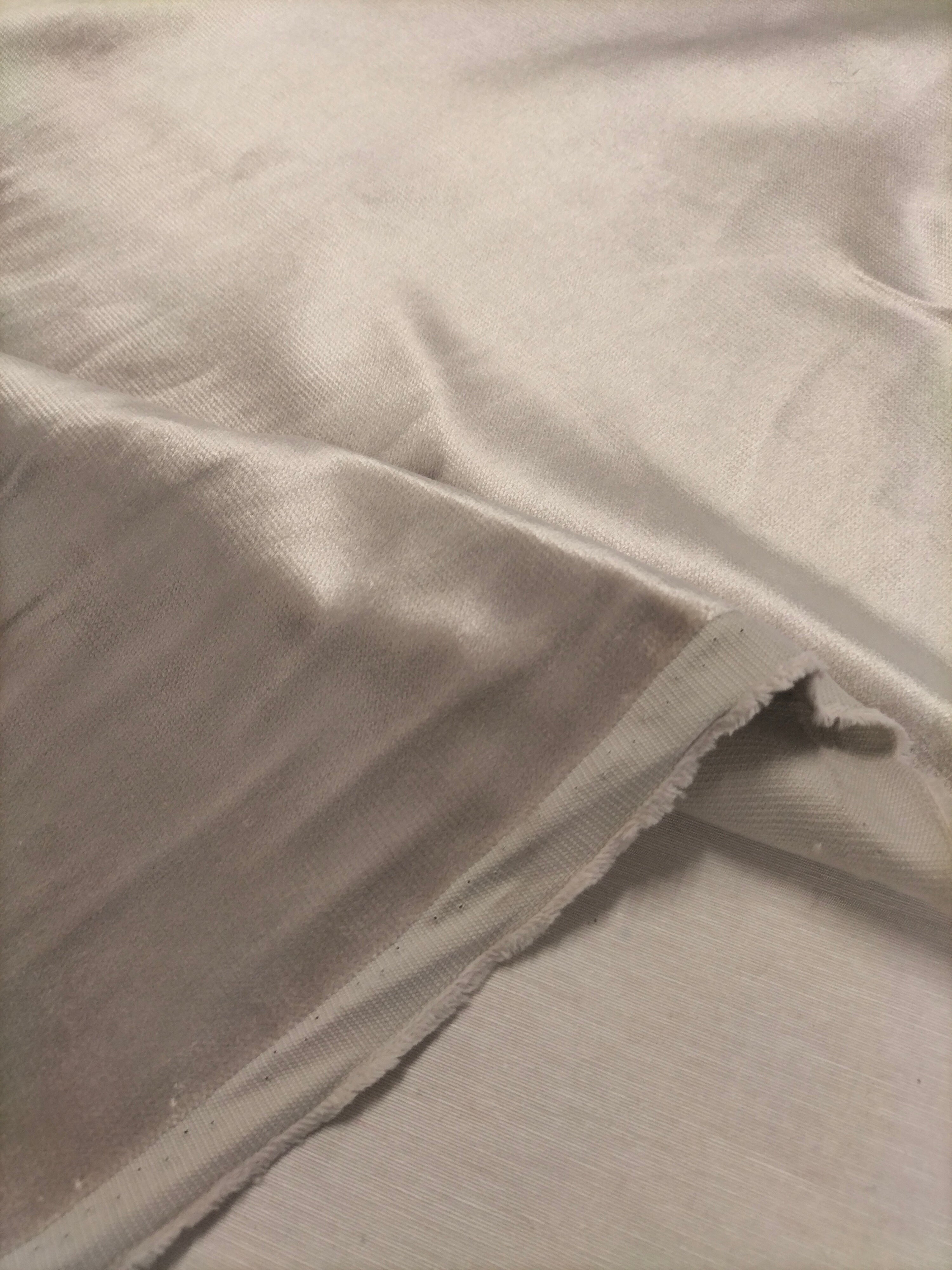 Pregiato velluto grigio